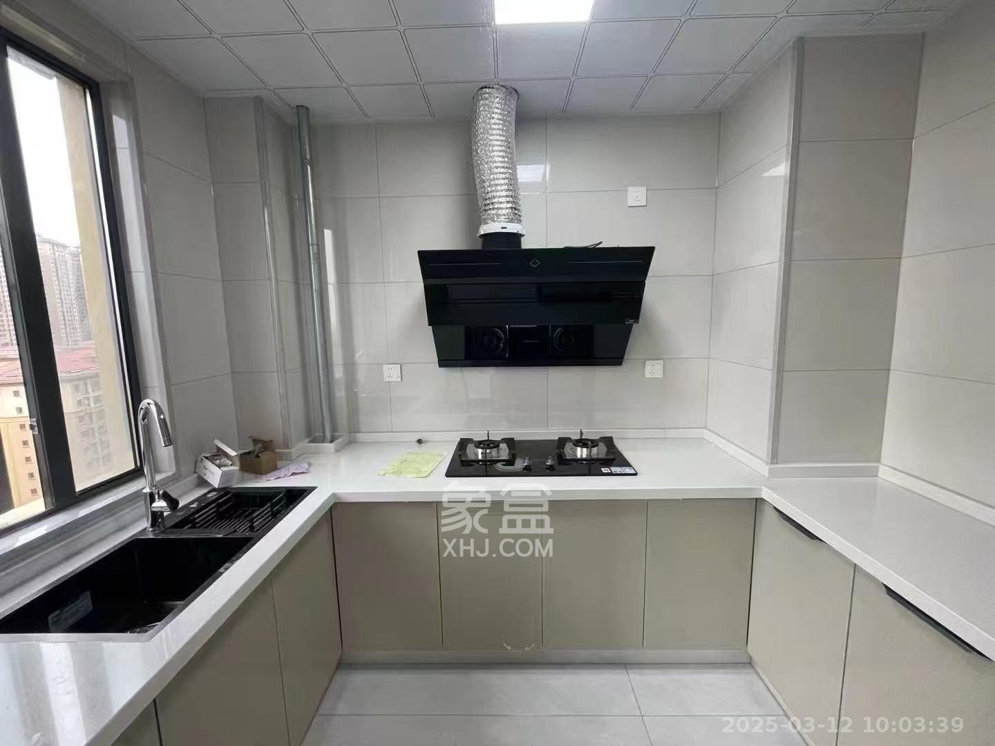 荣盛岳麓峰景  3室2厅2卫   2200.00元/月室内图
