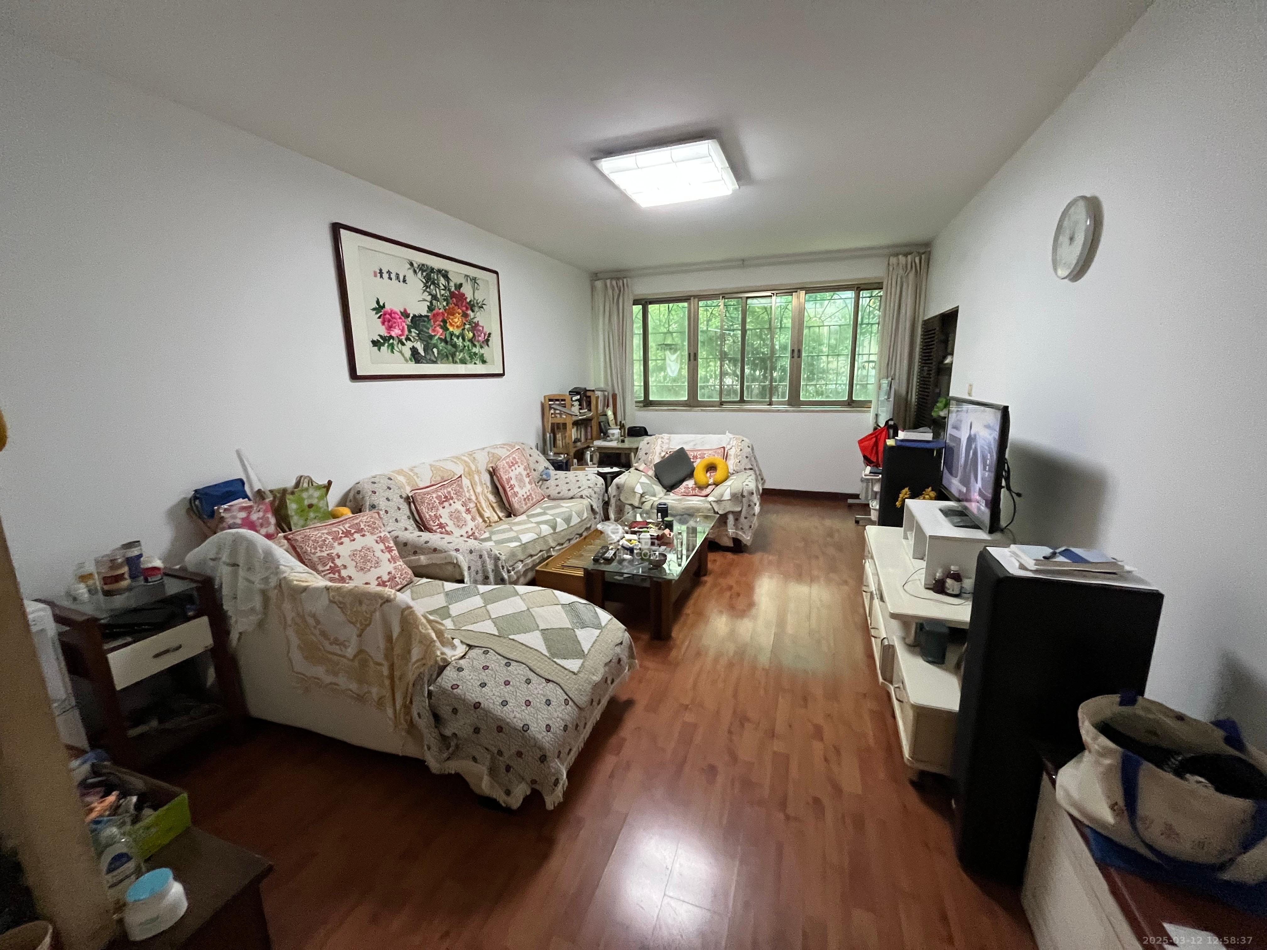 女子监狱单位宿舍  3室2厅1卫    2000.0元/月 女子监狱单位宿舍  3室2厅1卫    2000.0元/月