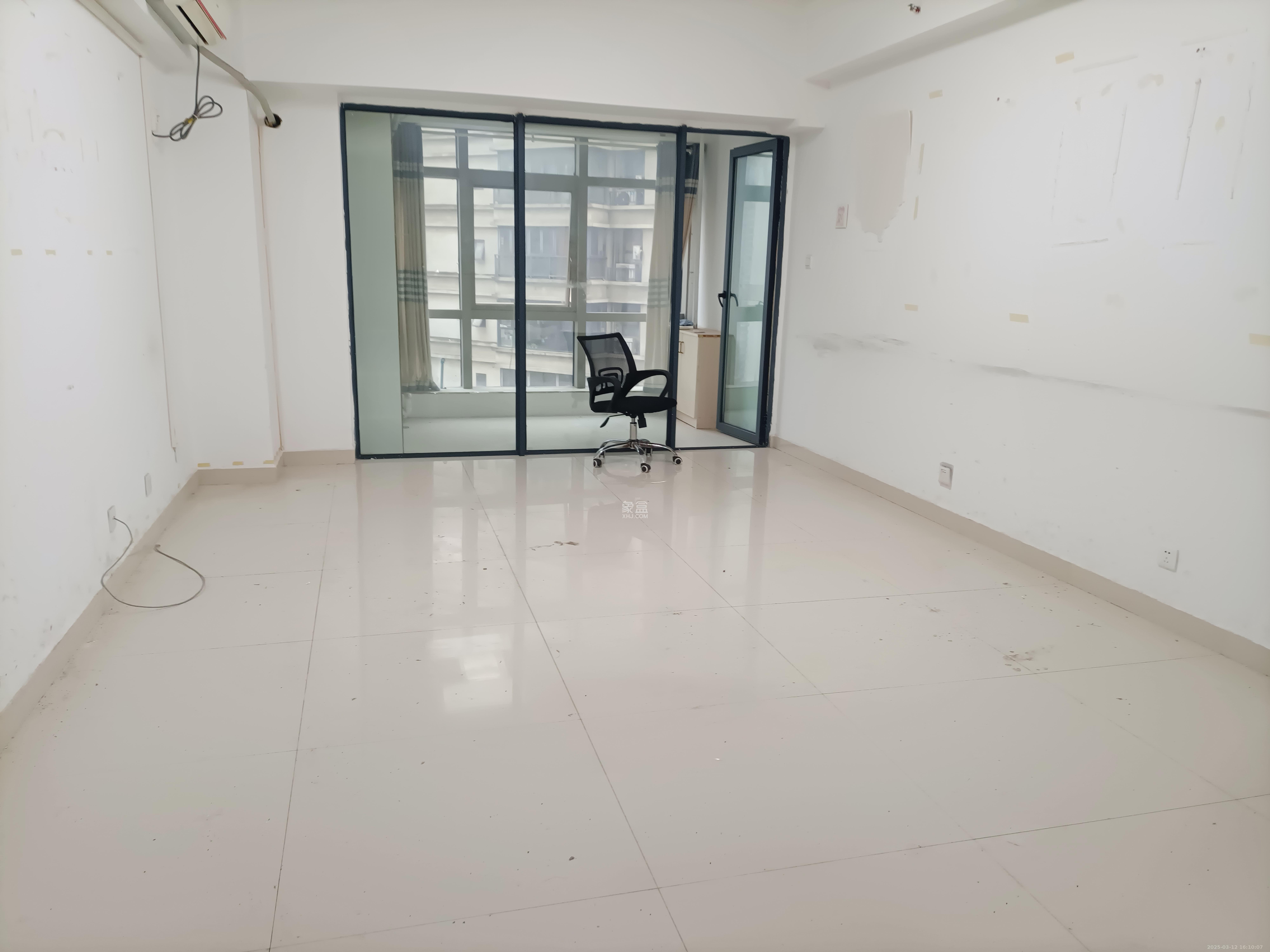 奥克斯广场 1室1厅1卫 2200.0元/月 奥克斯广场 1室1厅1卫 2200.0元/月室内图