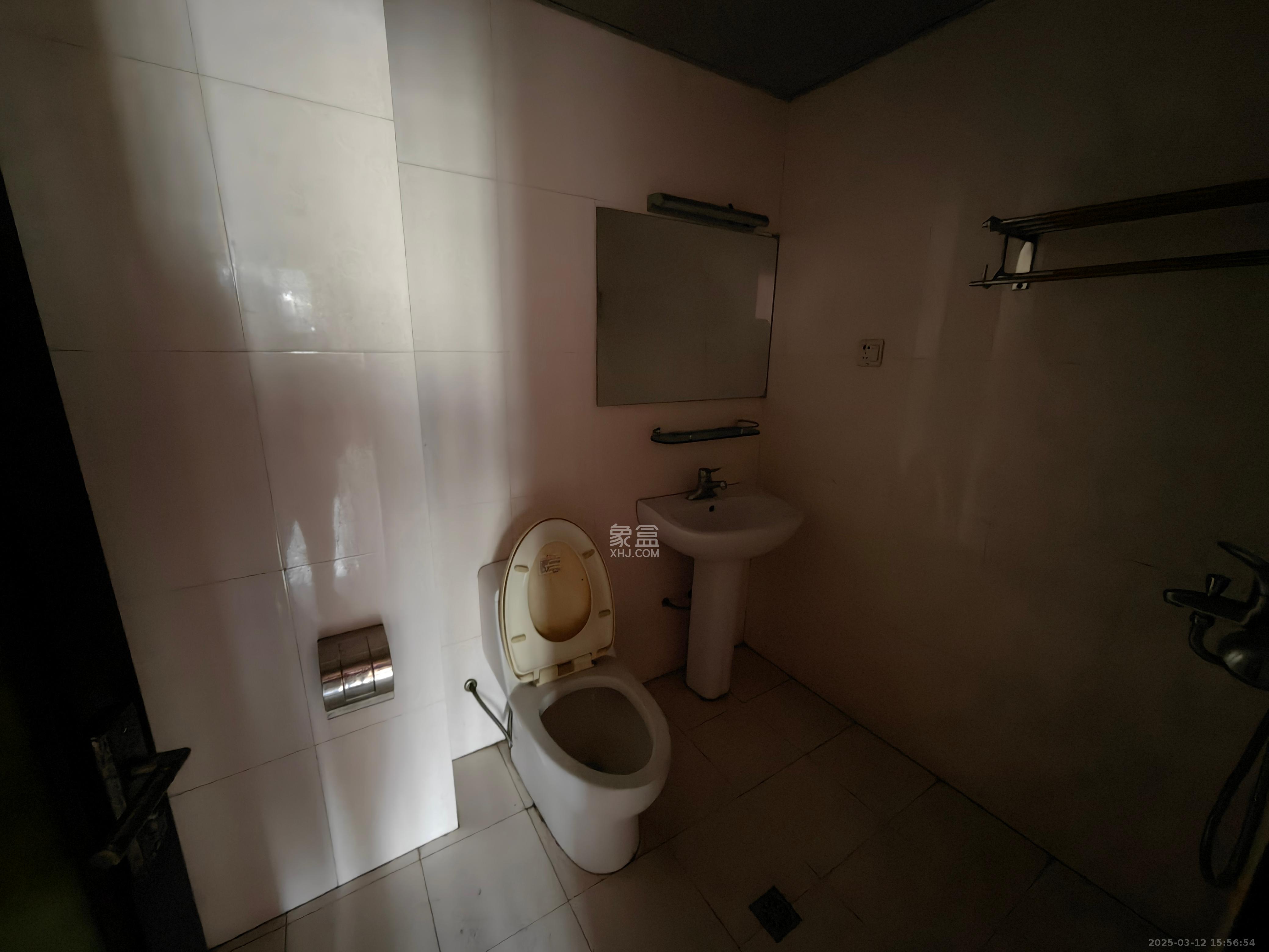 中南汽车世界  4室2厅2卫   1600.00元/月室内图