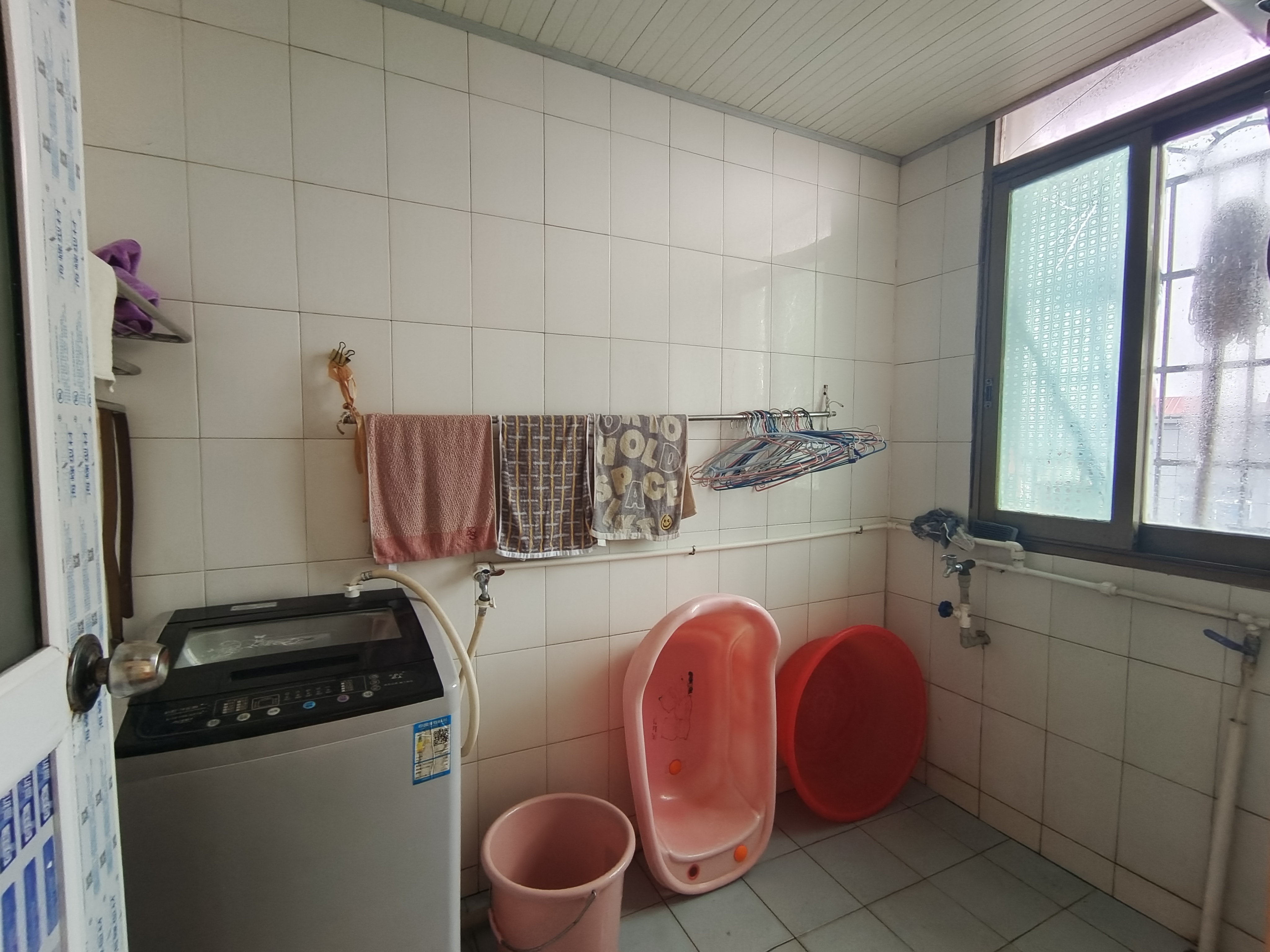 洪家村社区散盘  3室2厅2卫    39.8万 洪家村社区散盘  3室2厅2卫    39.8万室内图