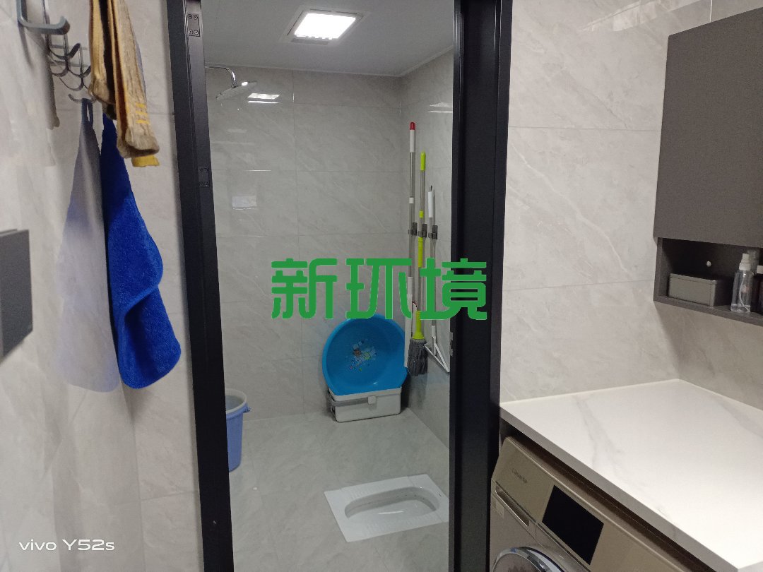 融苑小区  4室2厅2卫   90.00万客厅