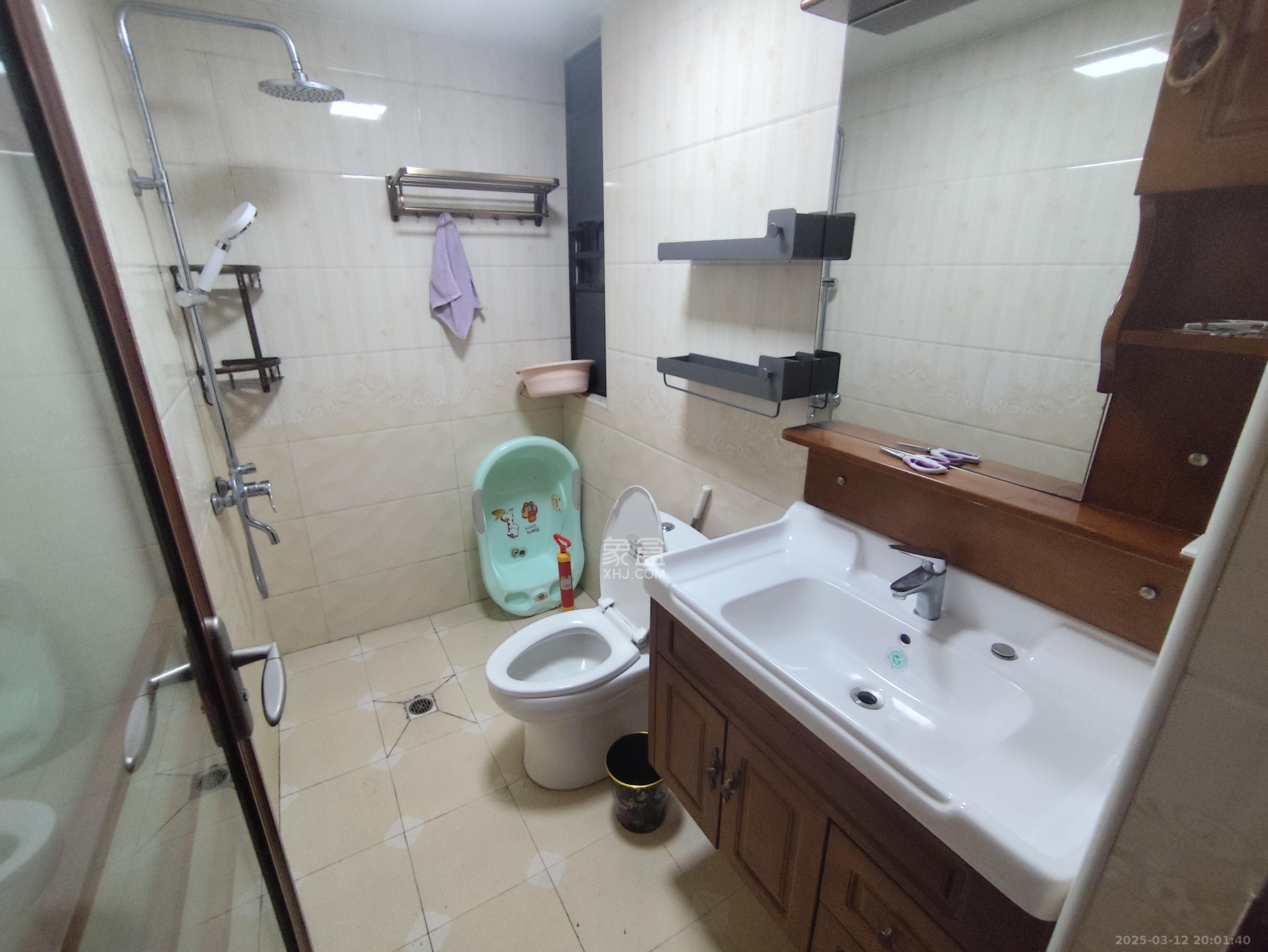 绿地之窗  3室2厅2卫   2900.00元/月室内图