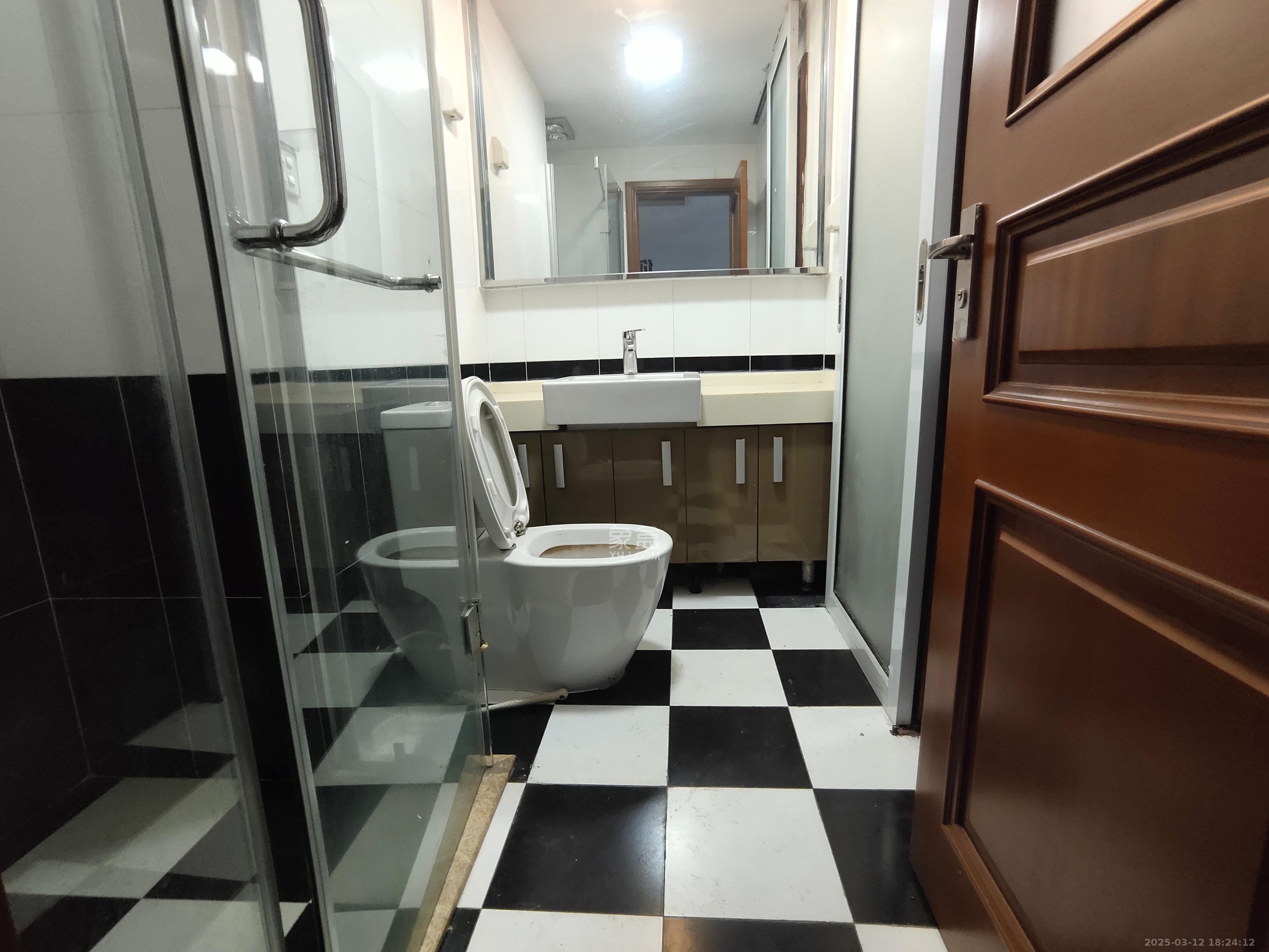 阳光100三期  3室2厅2卫   2300.00元/月室内图