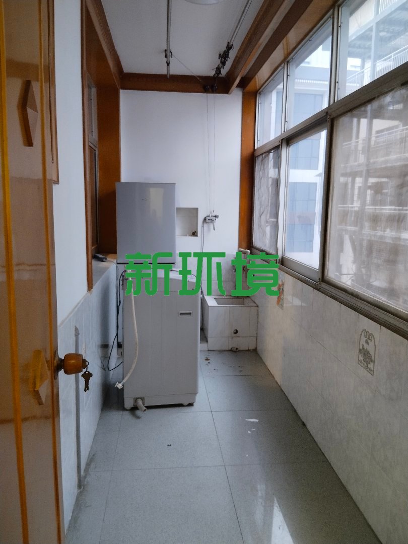 人民银行宿舍  3室2厅2卫   58.00万客厅