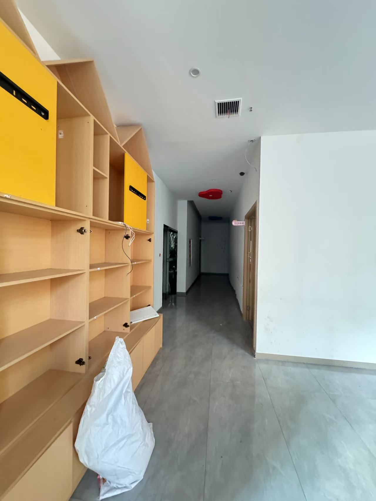 英伦中央首府 1室0厅0卫 5300.00元/月 英伦中央首府 1室0厅0卫 5300.00元/月室内图