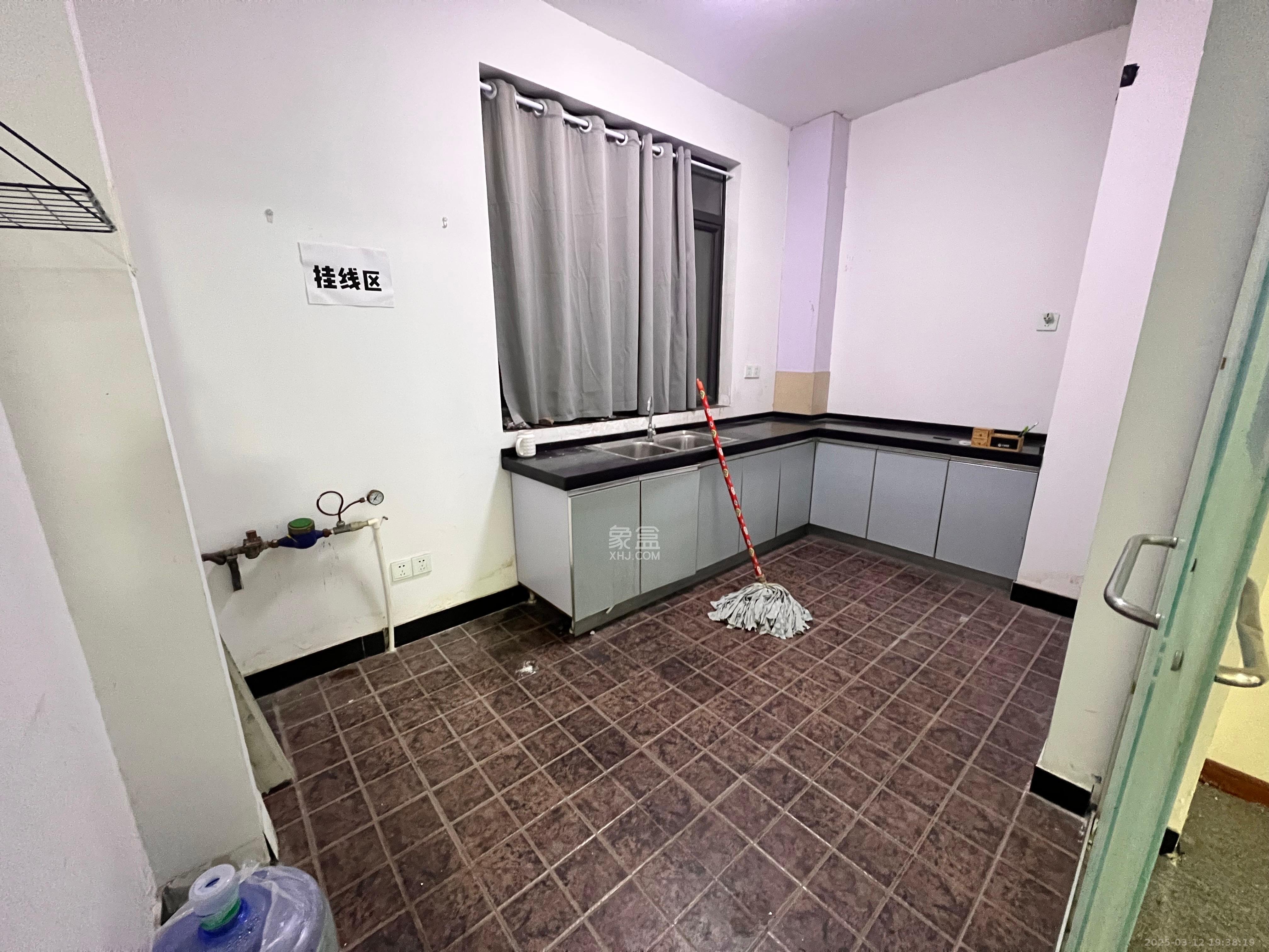 归心苑 4室2厅2卫 3800.0元/月 归心苑 4室2厅2卫 3800.0元/月室内图