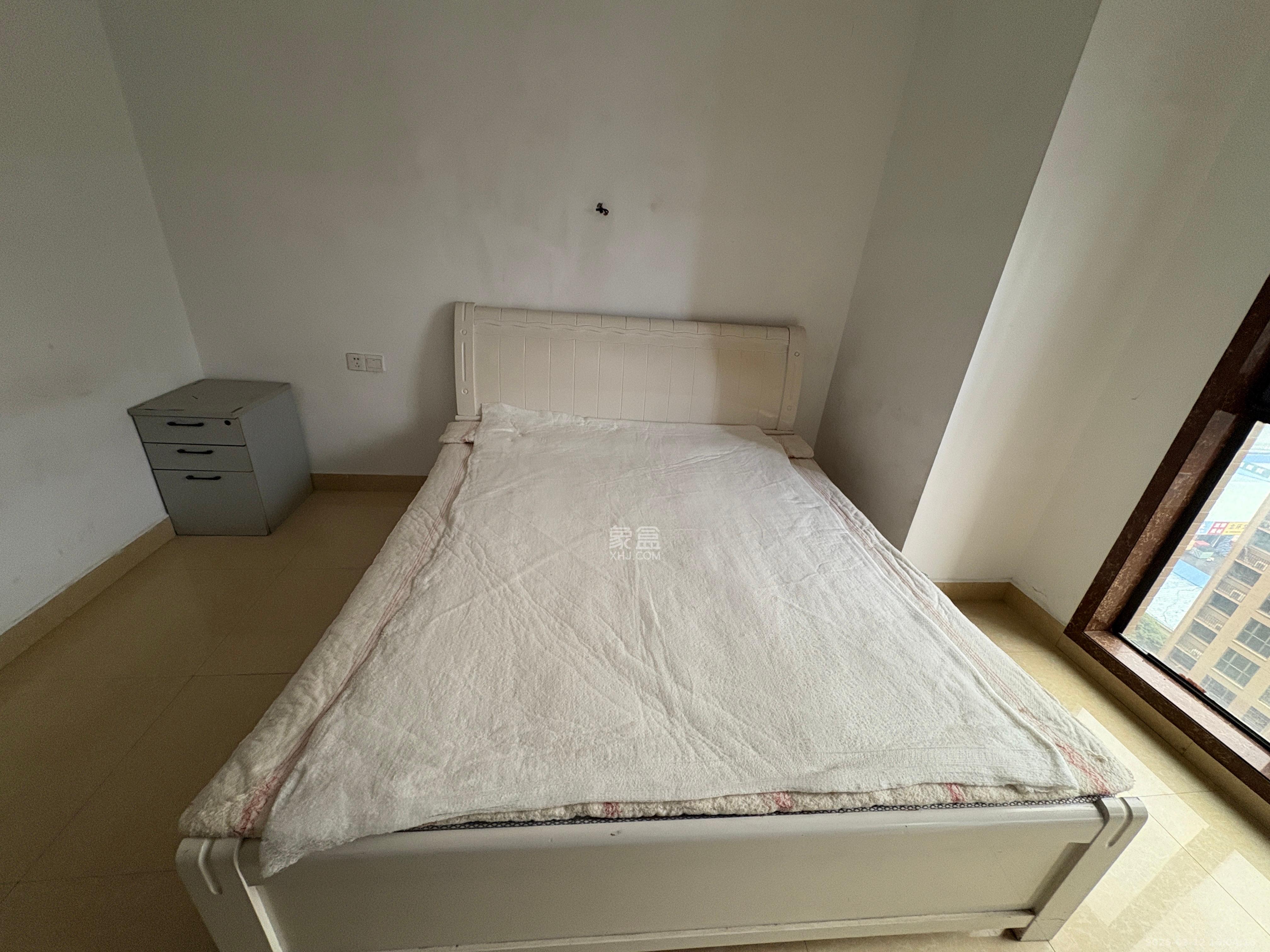 东岸梅园小区  4室2厅1卫   2400.00元/月室内图