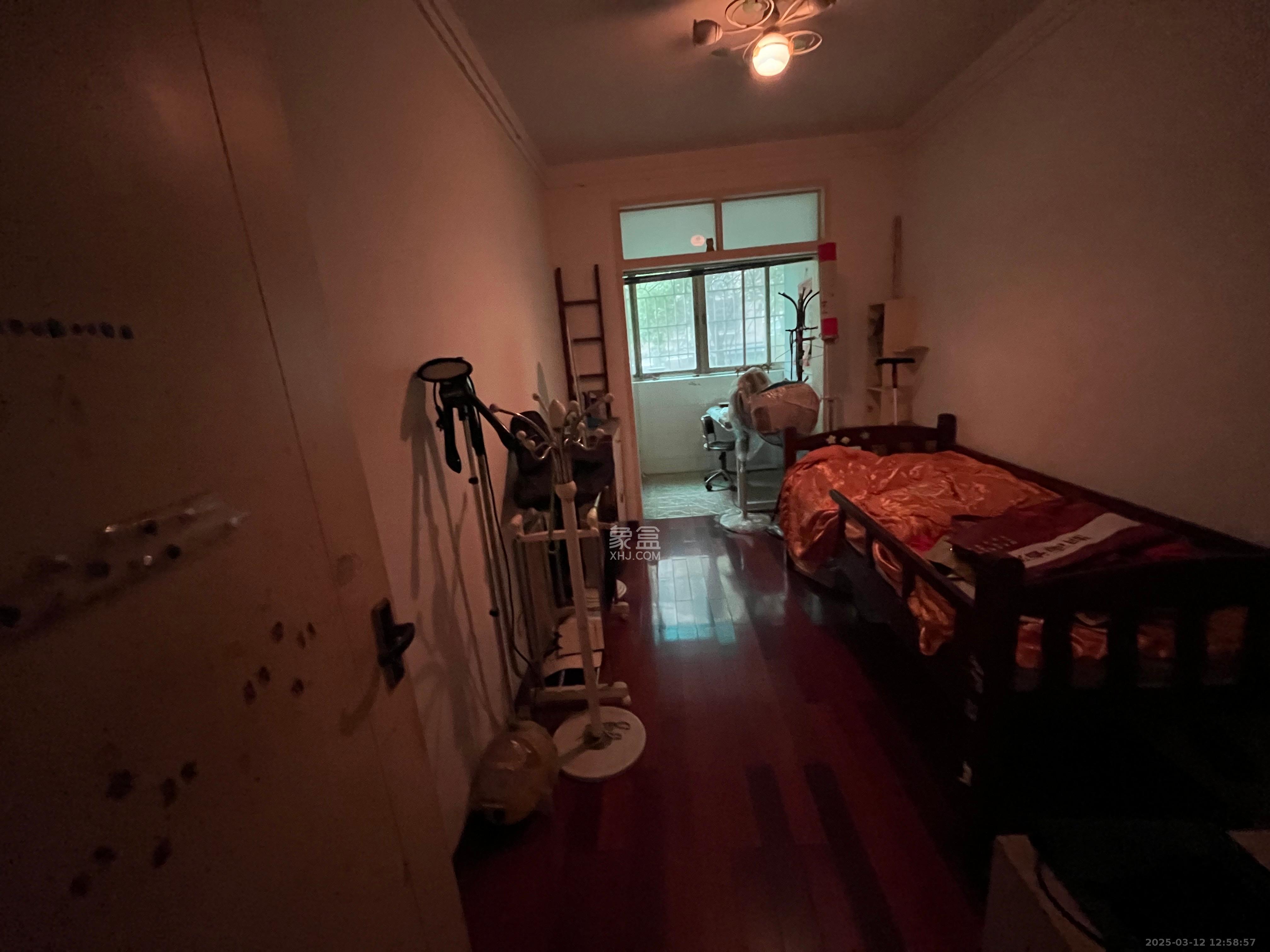 女子监狱单位宿舍 3室2厅1卫 2000.0元/月 女子监狱单位宿舍 3室2厅1卫 2000.0元/月室内图