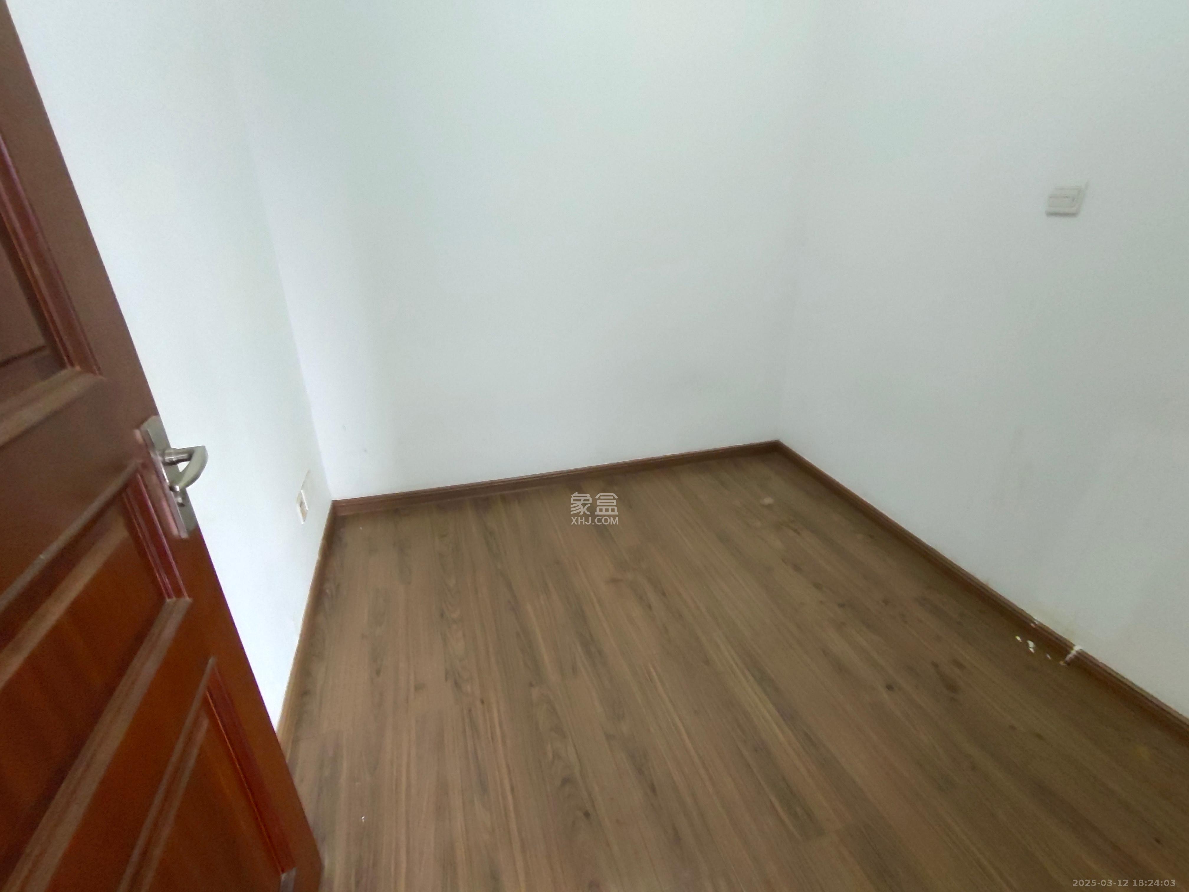 阳光100三期  3室2厅2卫   2300.00元/月室内图