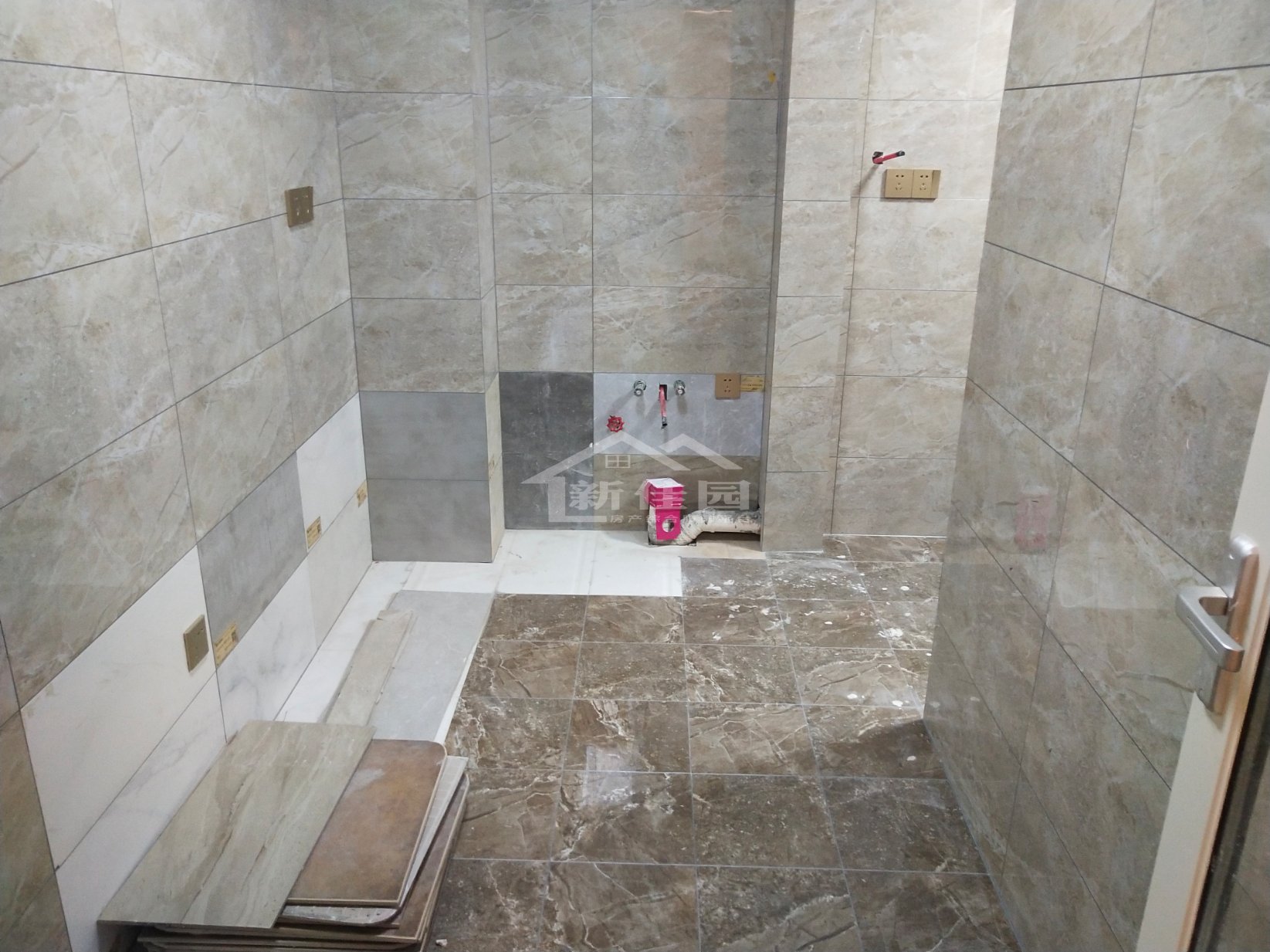 南门口安置小区一期 3室2厅2卫 85.0万 南门口安置小区一期 3室2厅2卫 85.0万客厅