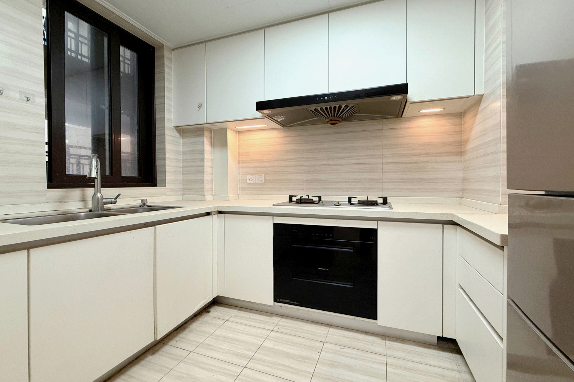 新城国际花都  3室2厅2卫    70.8万厨房