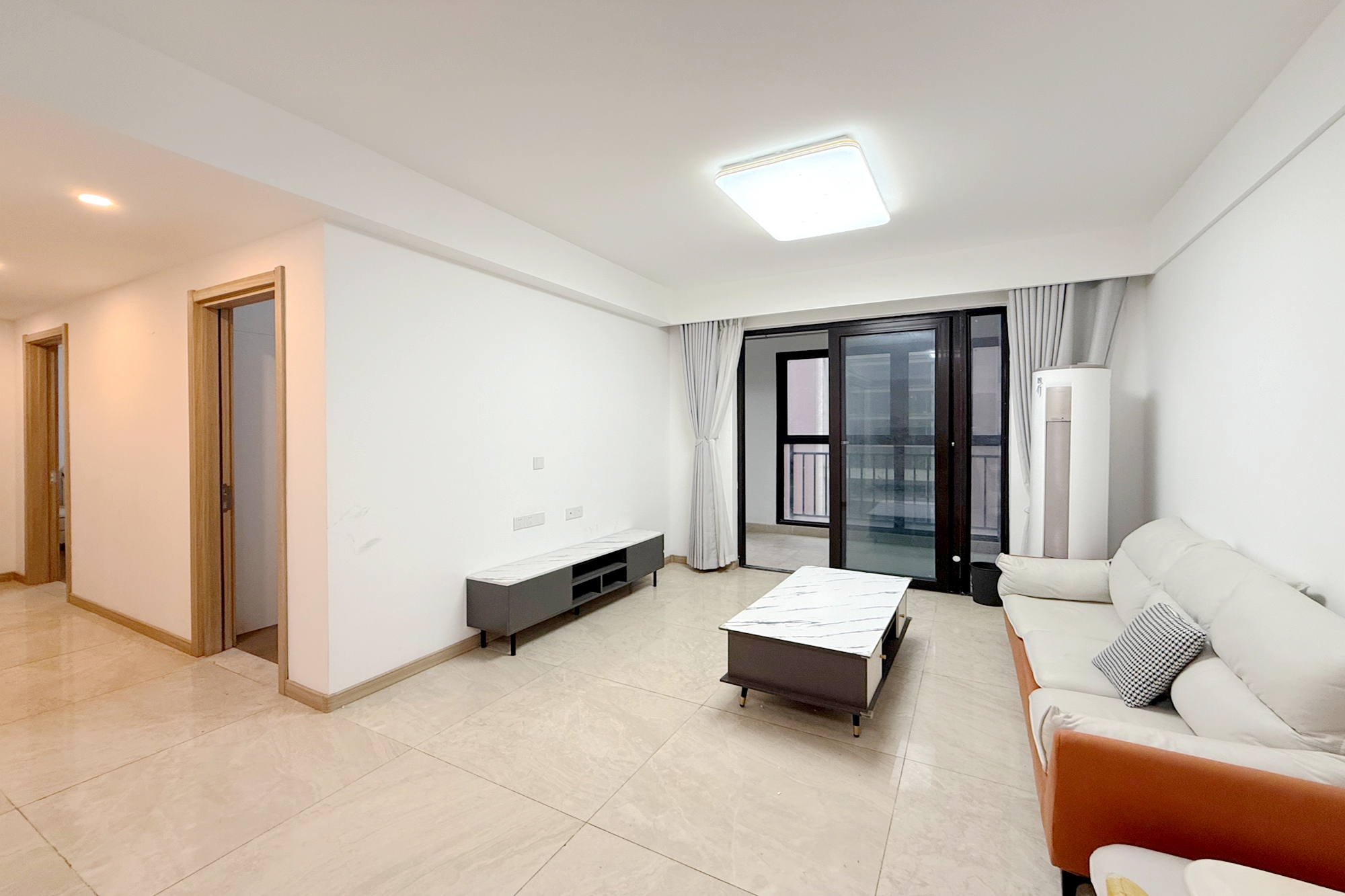 新城国际花都  3室2厅2卫    70.8万客厅