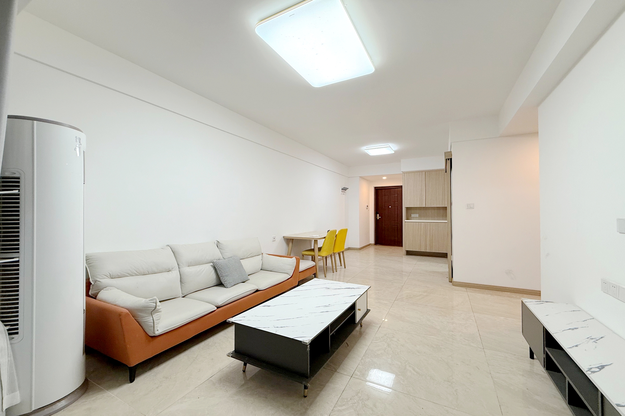 新城国际花都  3室2厅2卫    70.8万客厅