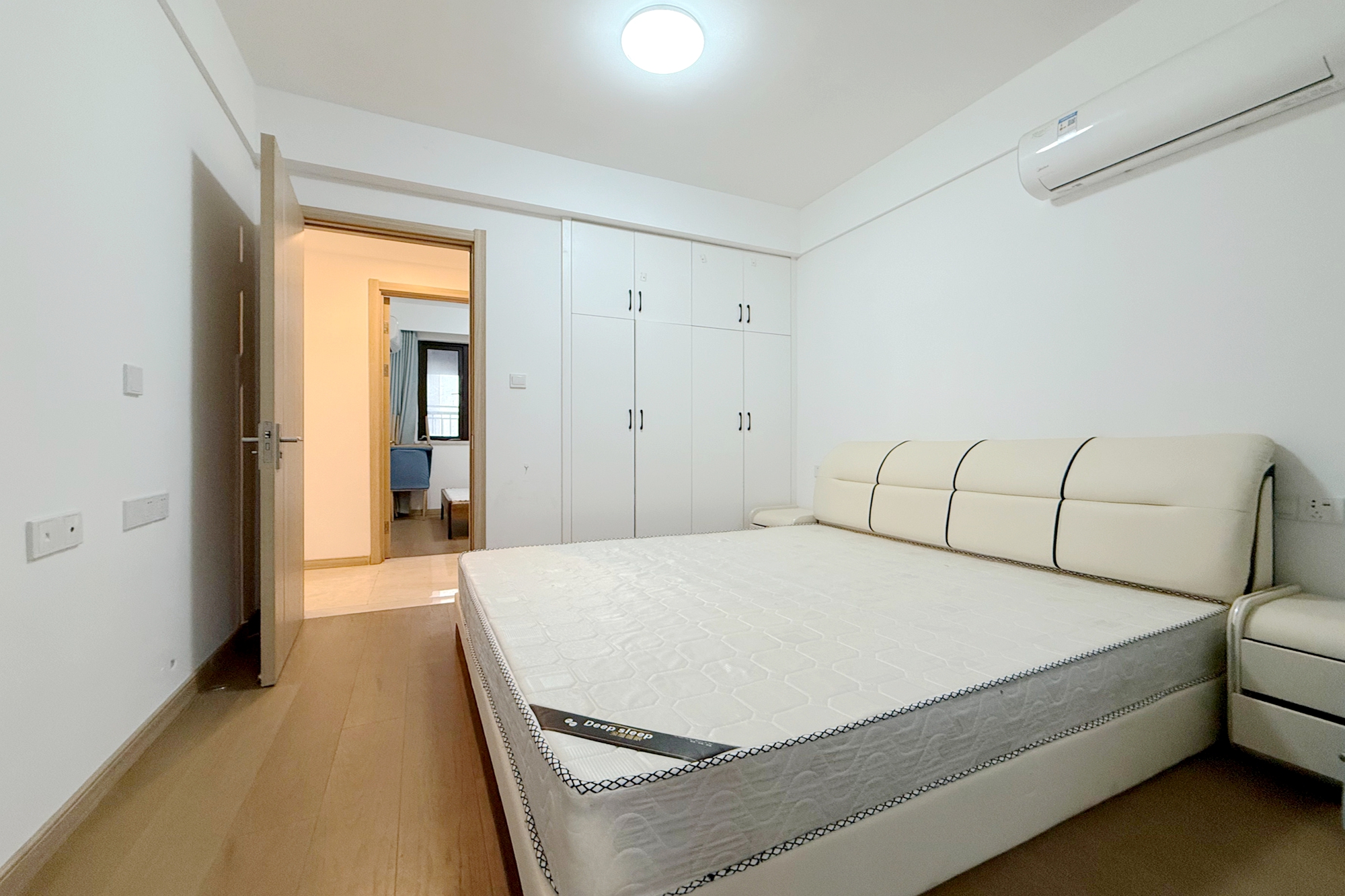 新城国际花都  3室2厅2卫    70.8万卧室