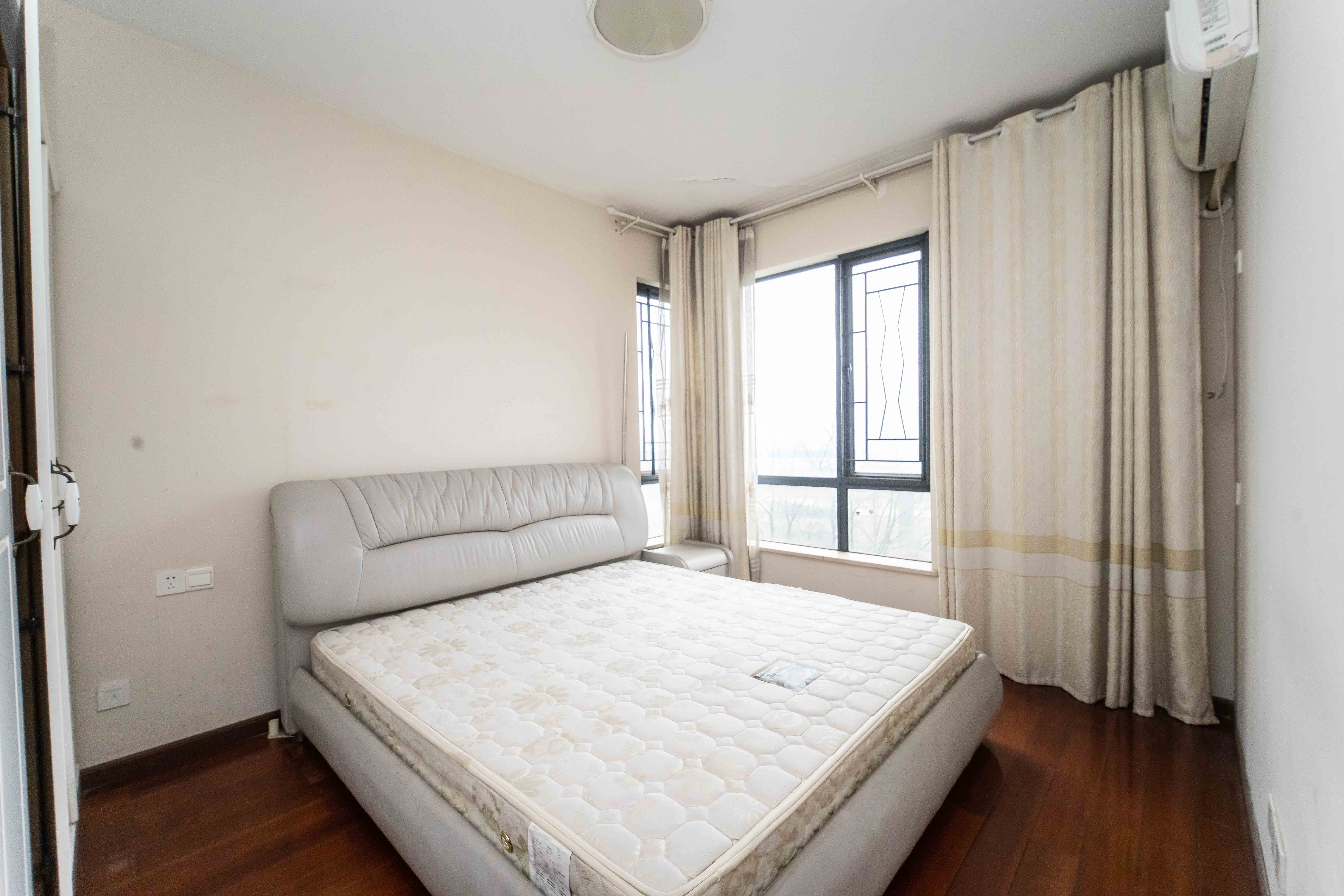 江河双水湾  3室2厅1卫    75.0万 江河双水湾  3室2厅1卫    75.0万卧室