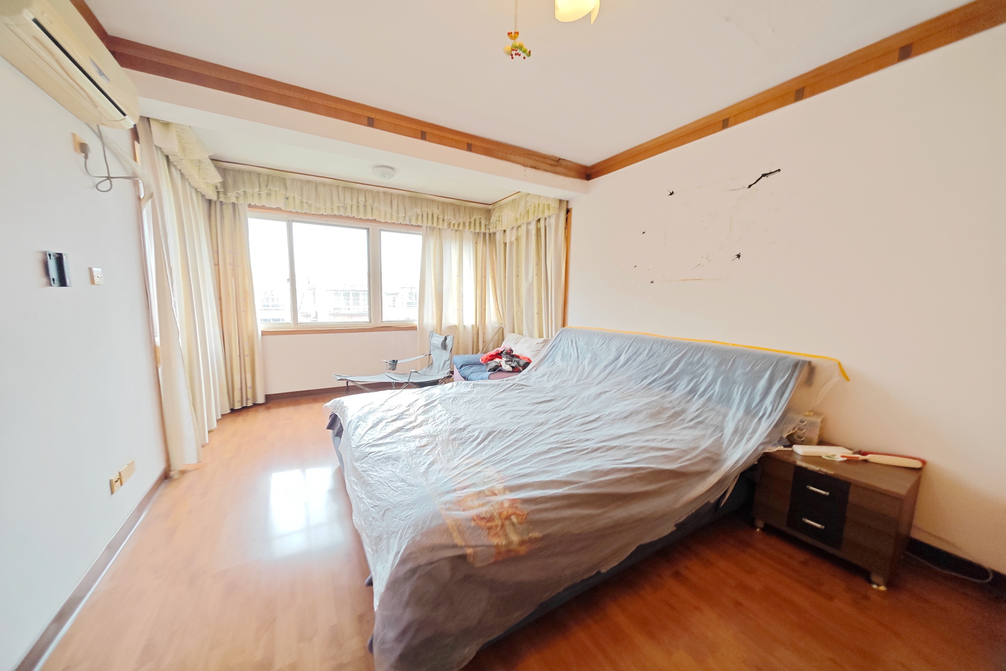鑫天花园  3室2厅2卫   82.00万卧室
