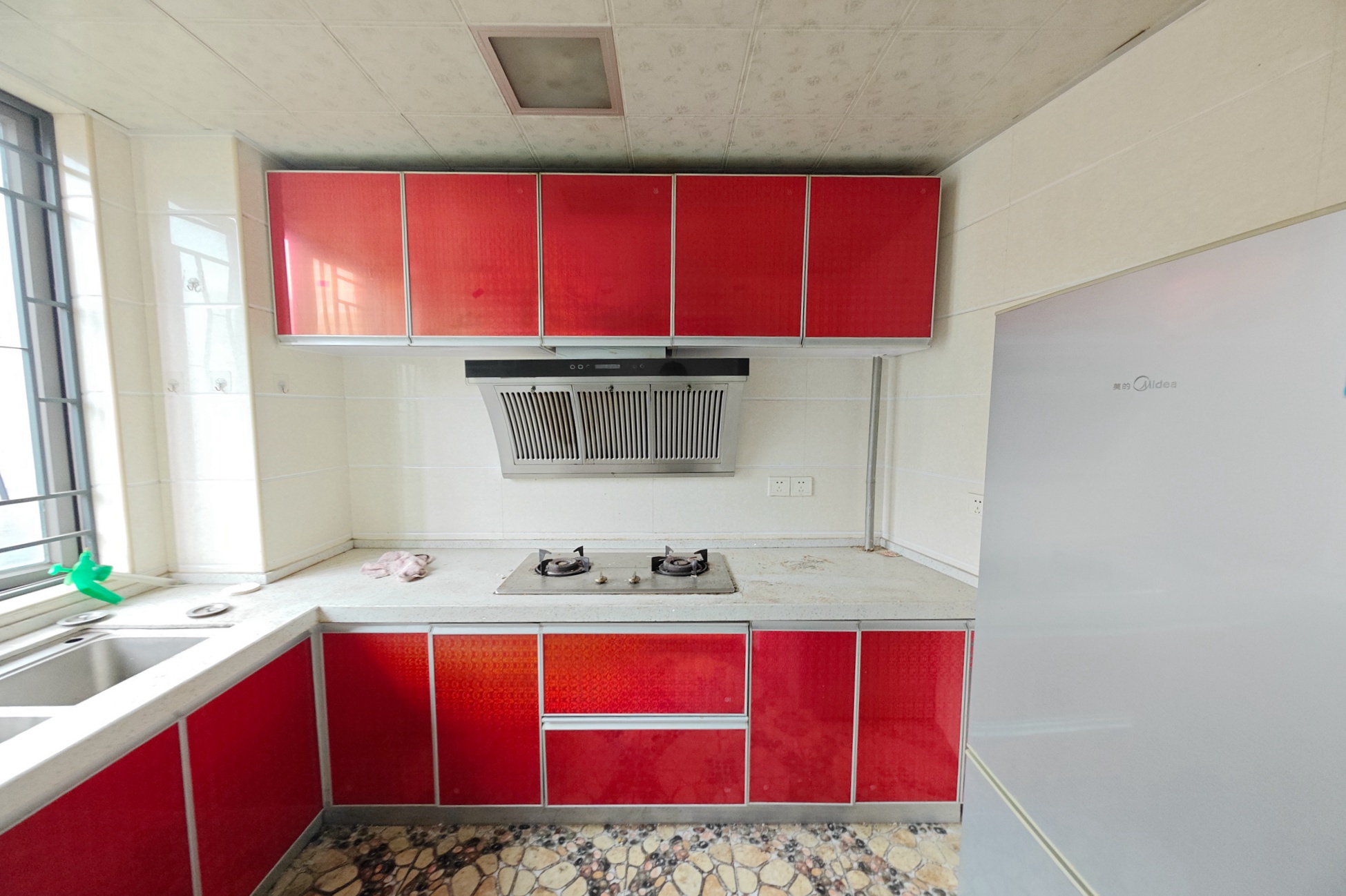 新城新世界一二三期 3室2厅1卫 108.0万 新城新世界一二三期 3室2厅1卫 108.0万厨房