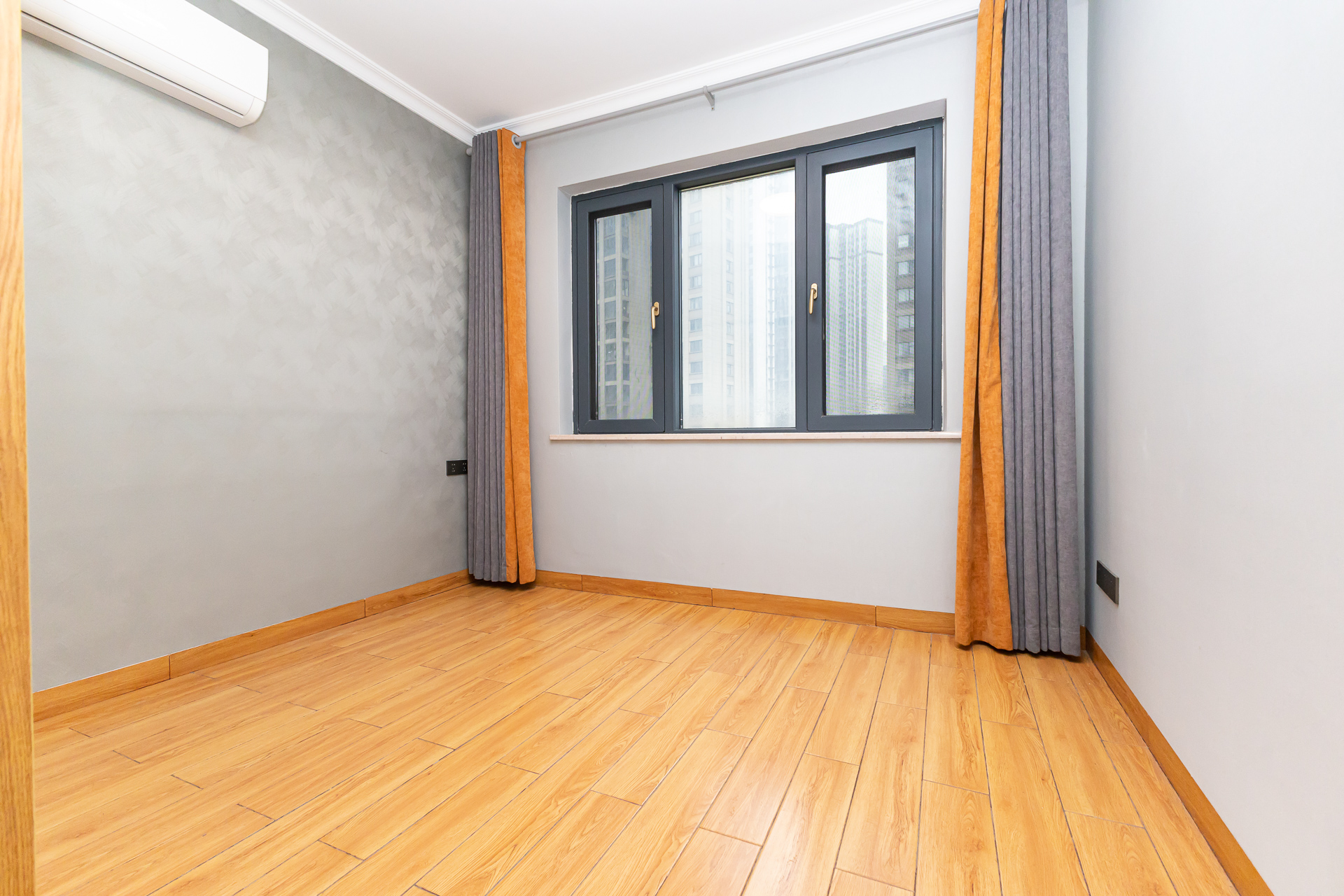 嘉宇银杉(嘉宇西苑) 3室2厅2卫 91.0万 嘉宇银杉(嘉宇西苑) 3室2厅2卫 91.0万卧室