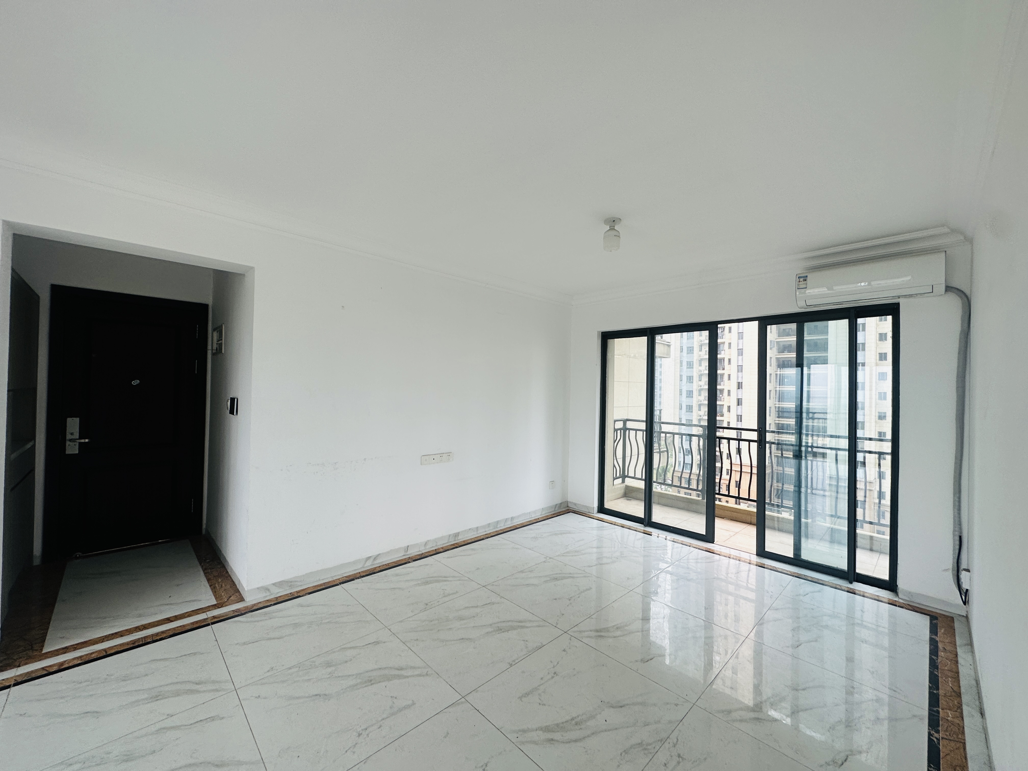 碧桂园一、二期(中央首府) 1室1厅1卫 59.0万 碧桂园一、二期(中央首府) 1室1厅1卫 59.0万客厅