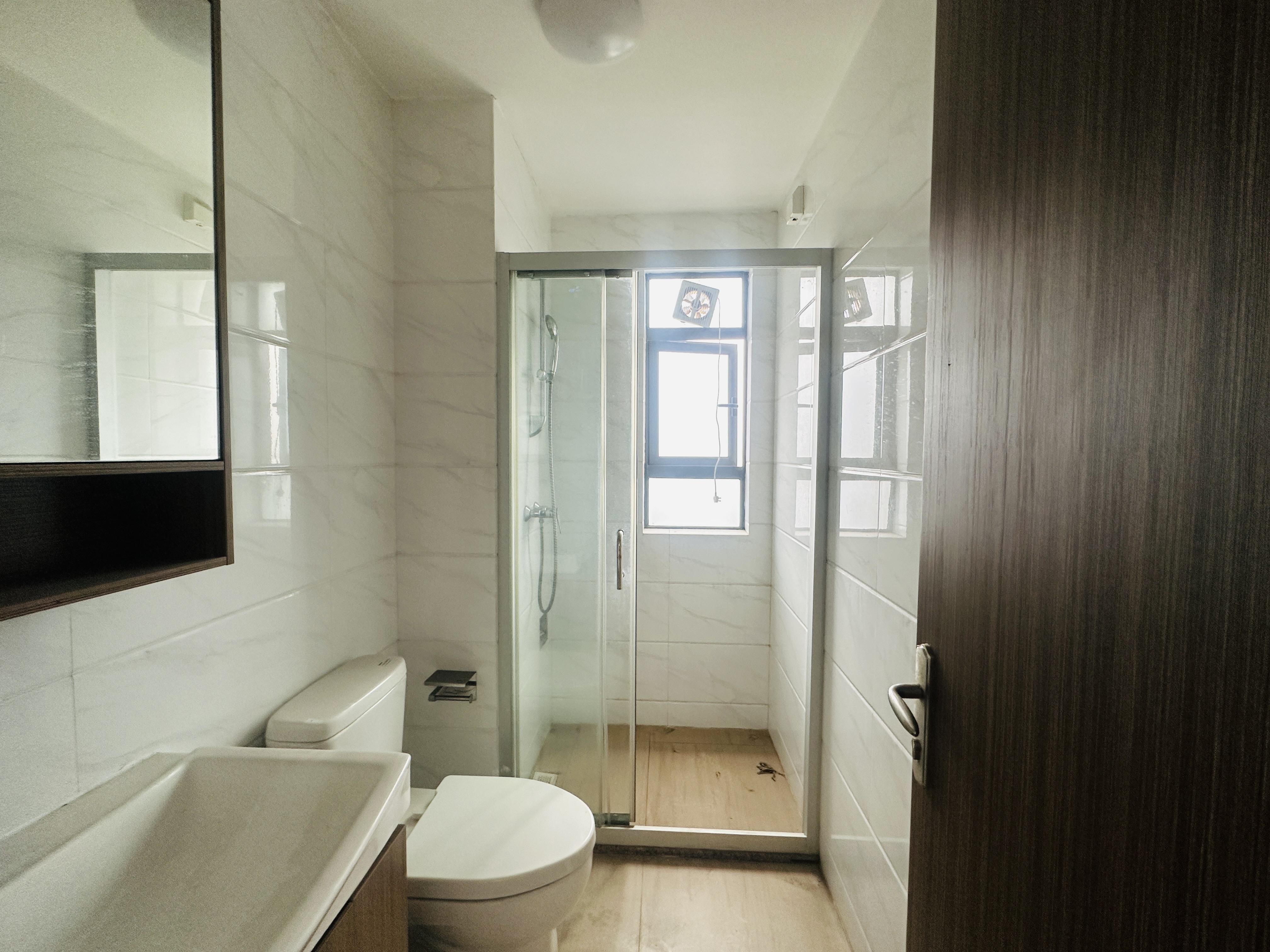 碧桂园一、二期(中央首府) 1室1厅1卫 59.0万 碧桂园一、二期(中央首府) 1室1厅1卫 59.0万卫生间