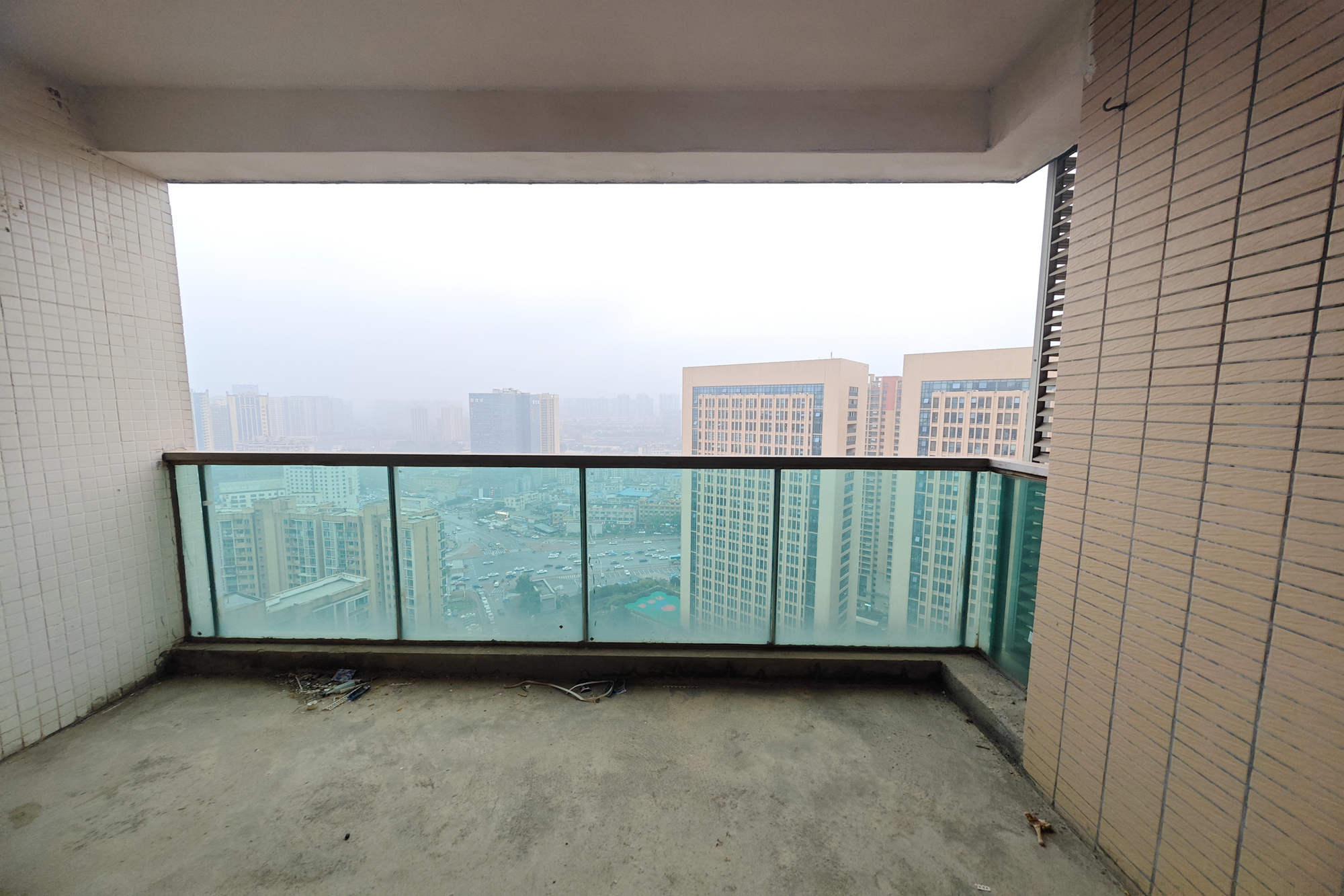 新城新世界一二三期  2室2厅1卫    82.0万阳台