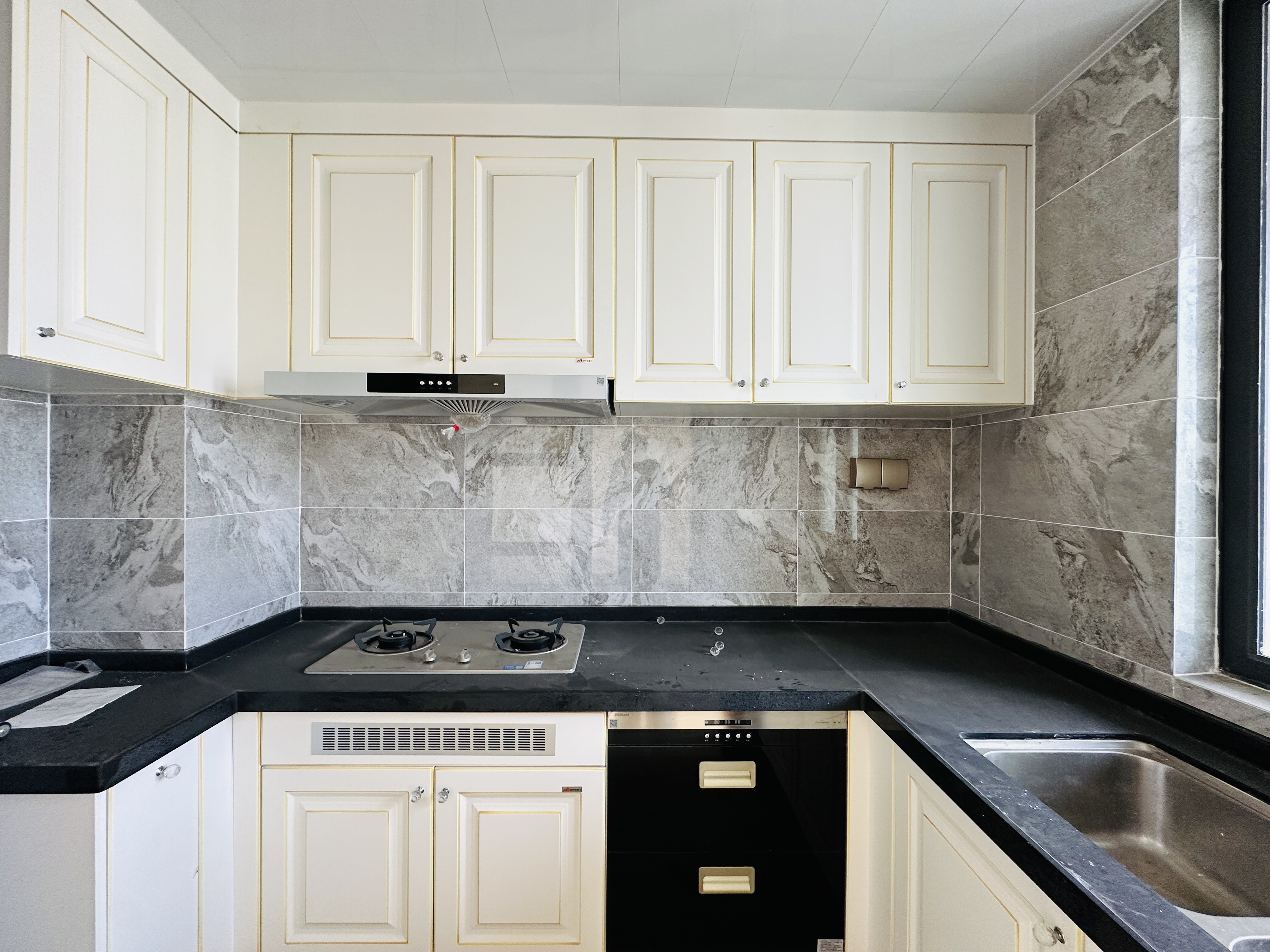 碧桂园剑桥郡  4室2厅2卫    299.0万 碧桂园剑桥郡  4室2厅2卫    299.0万厨房