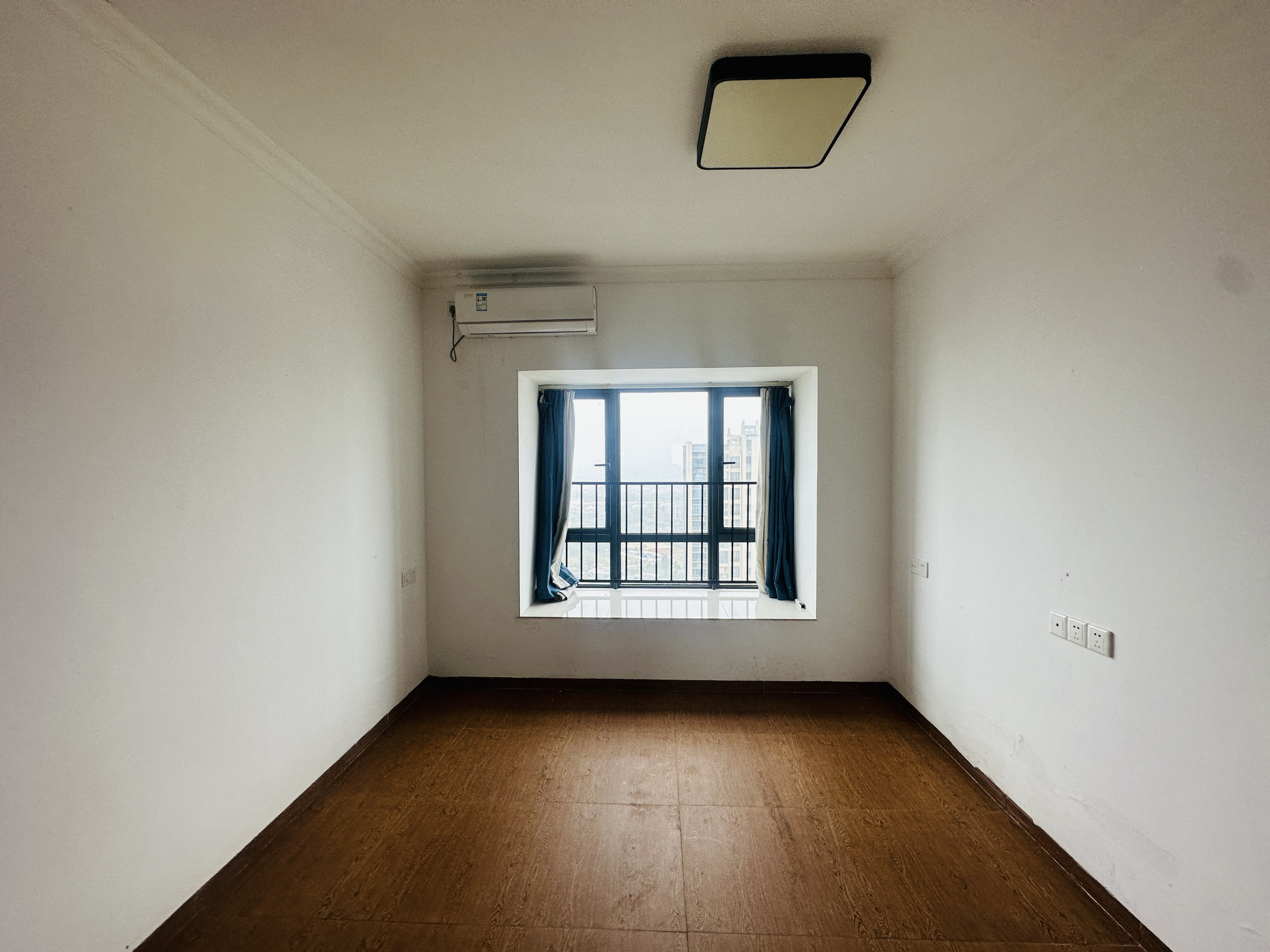 碧桂园一、二期(中央首府) 3室2厅2卫 148.0万 碧桂园一、二期(中央首府) 3室2厅2卫 148.0万卧室