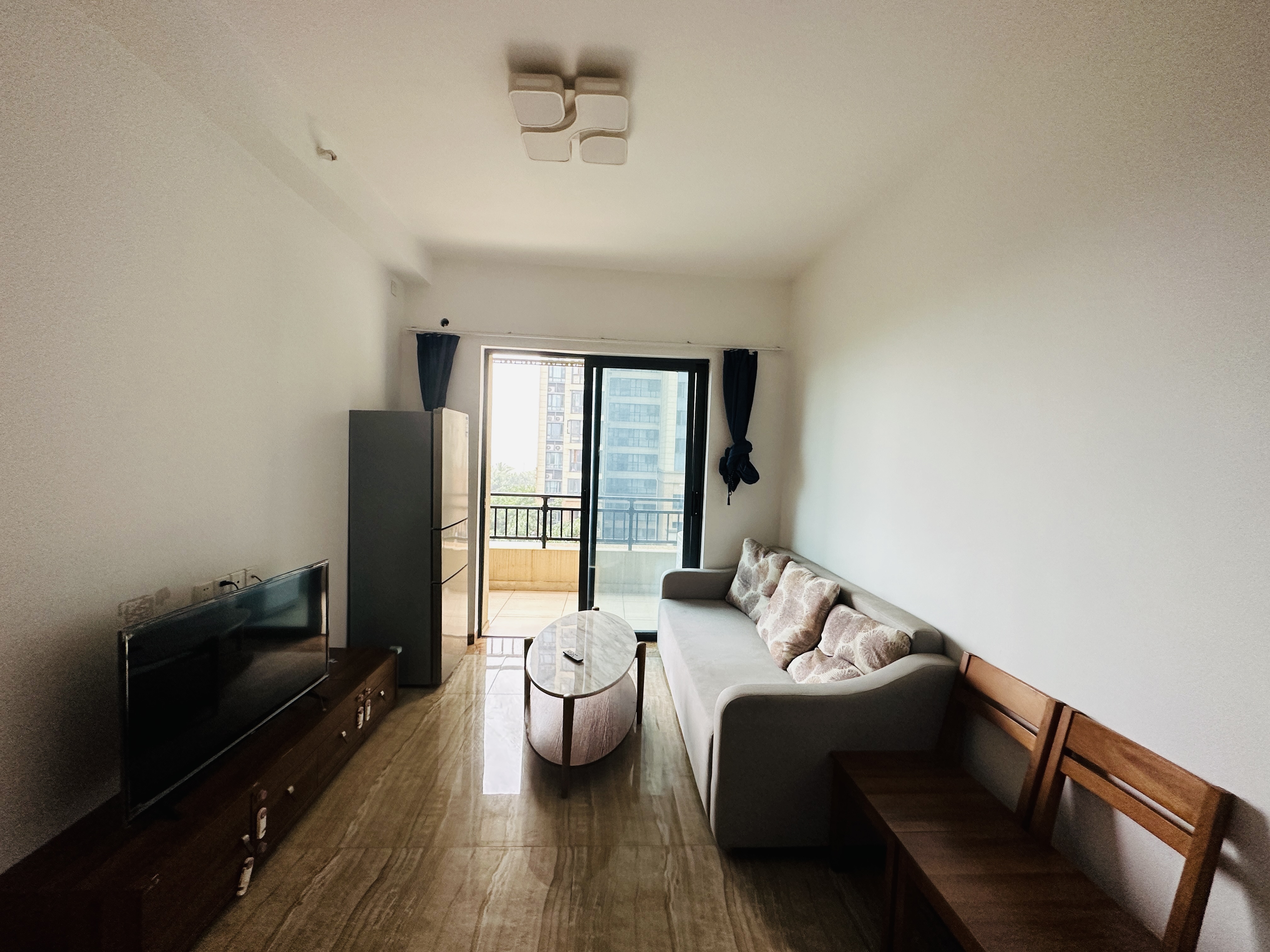 碧桂园一、二期(中央首府) 3室1厅1卫 98.9万 碧桂园一、二期(中央首府) 3室1厅1卫 98.9万客厅