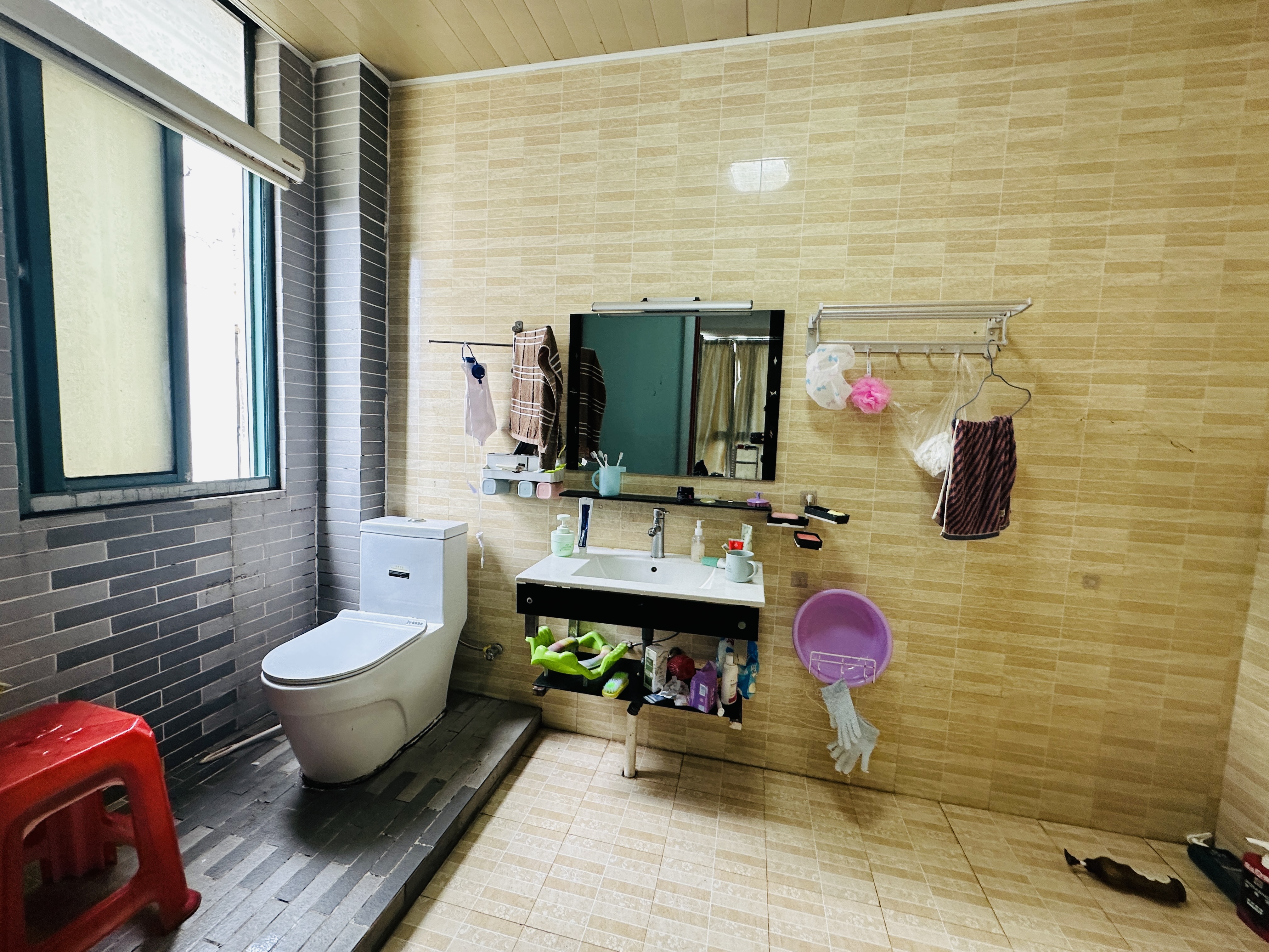 秀山观海苑  2室2厅1卫    110.0万 秀山观海苑  2室2厅1卫    110.0万卫生间