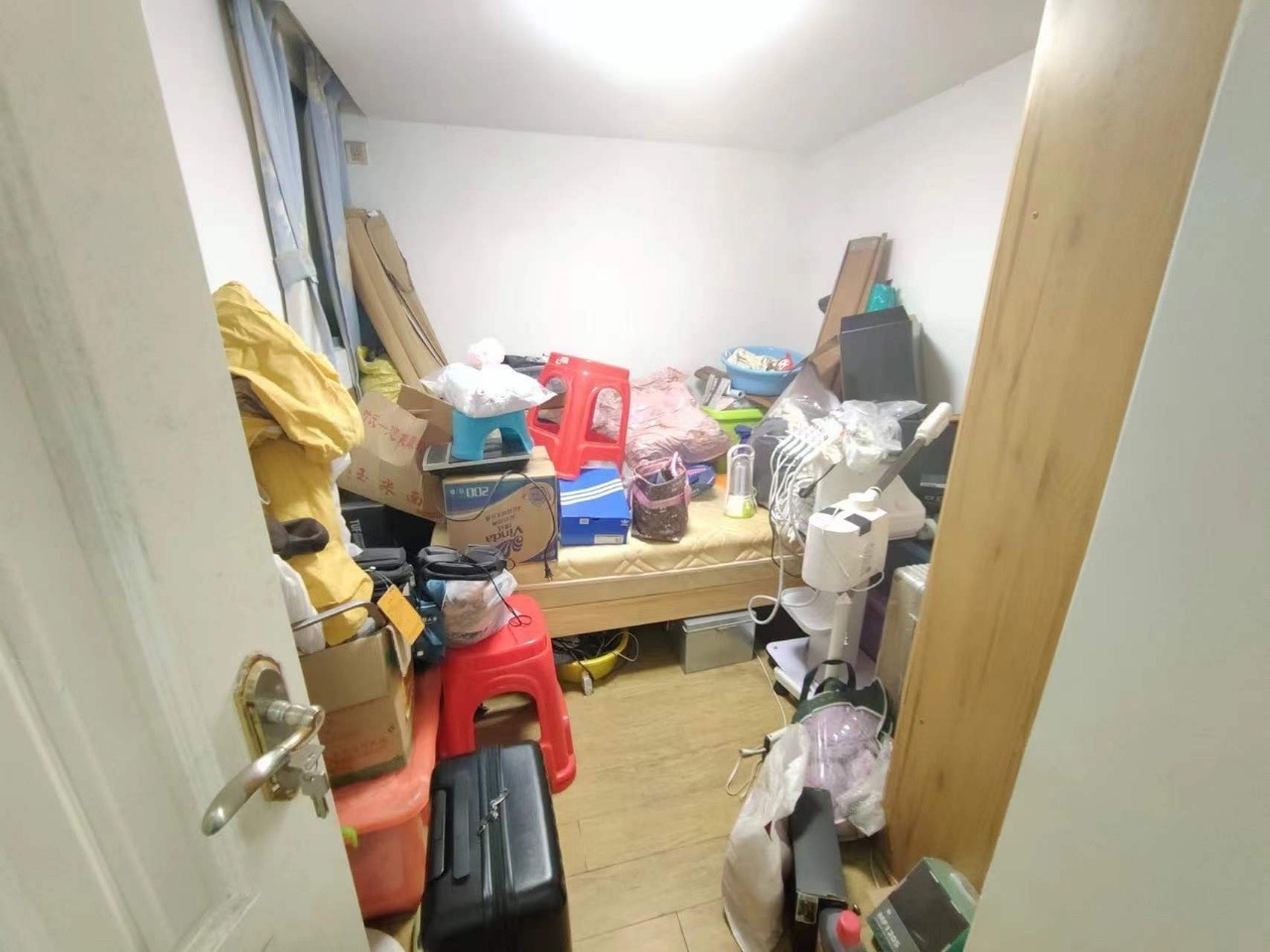 汇宇金城  4室2厅2卫   142.00万客厅