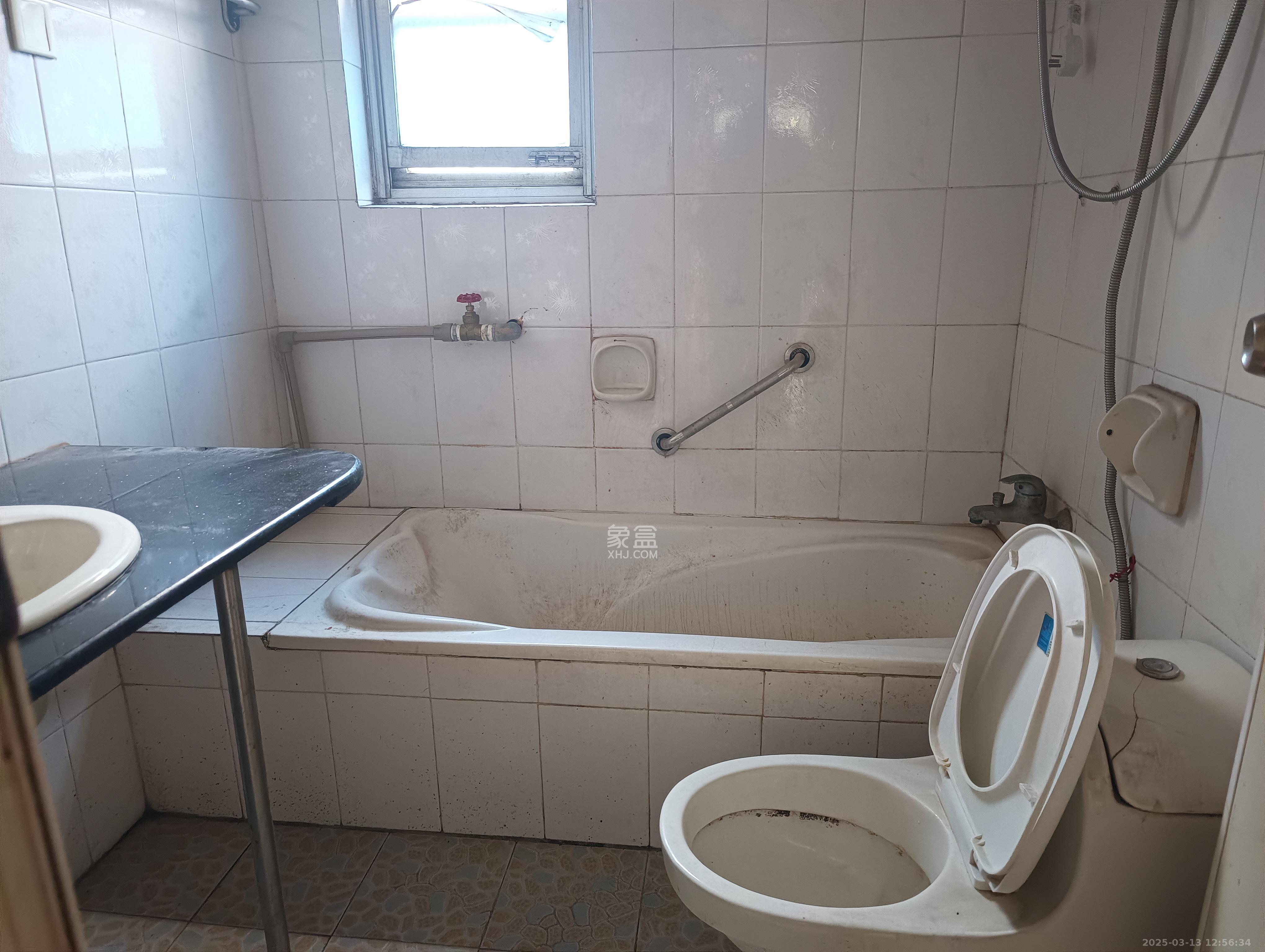 湖南省军区机关医院宿舍 4室2厅1卫 3800.0元/月 湖南省军区机关医院宿舍 4室2厅1卫 3800.0元/月室内图