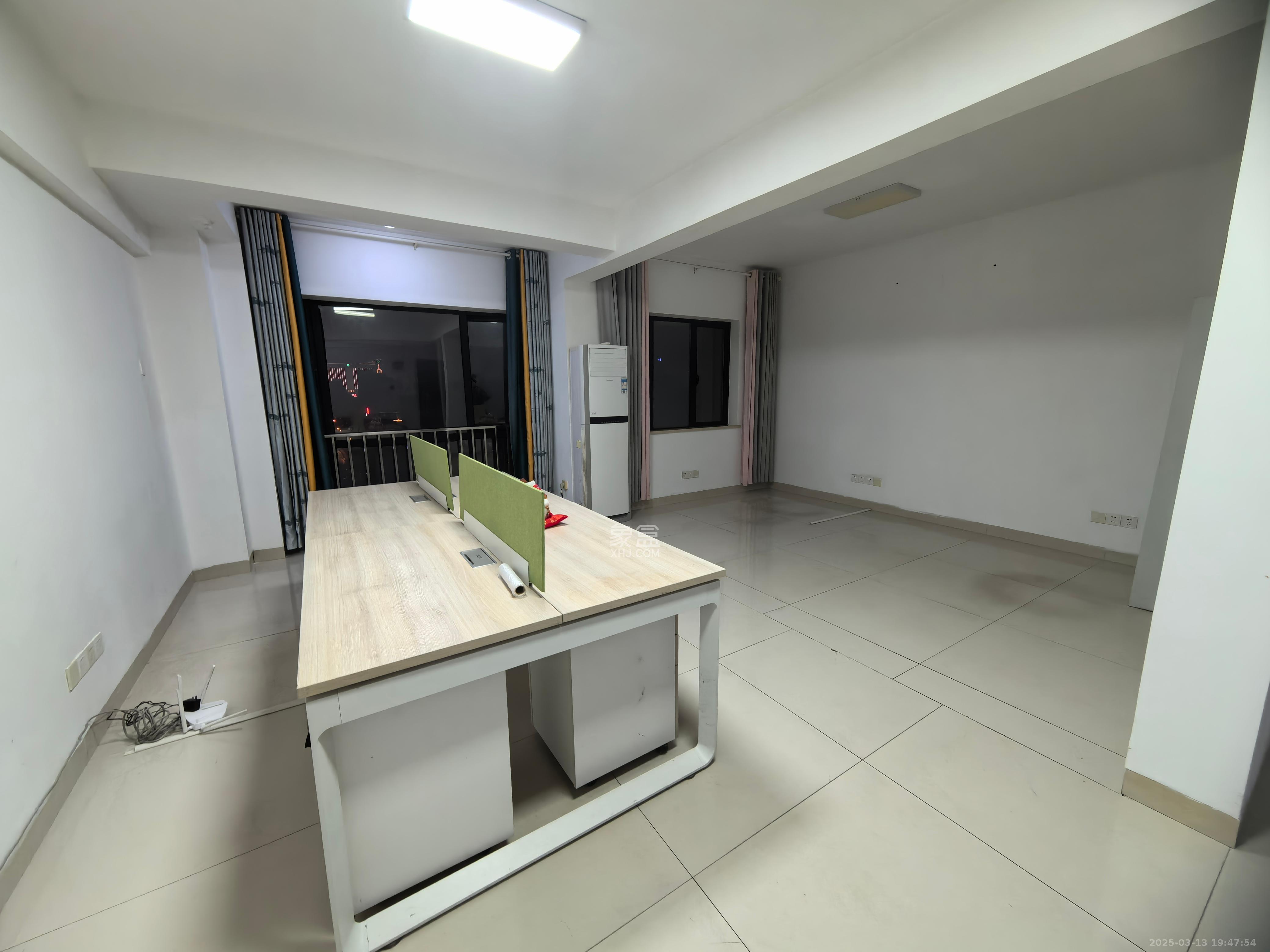 锦泰东环国际  1室2厅1卫    2400.0元/月 锦泰东环国际  1室2厅1卫    2400.0元/月室内图