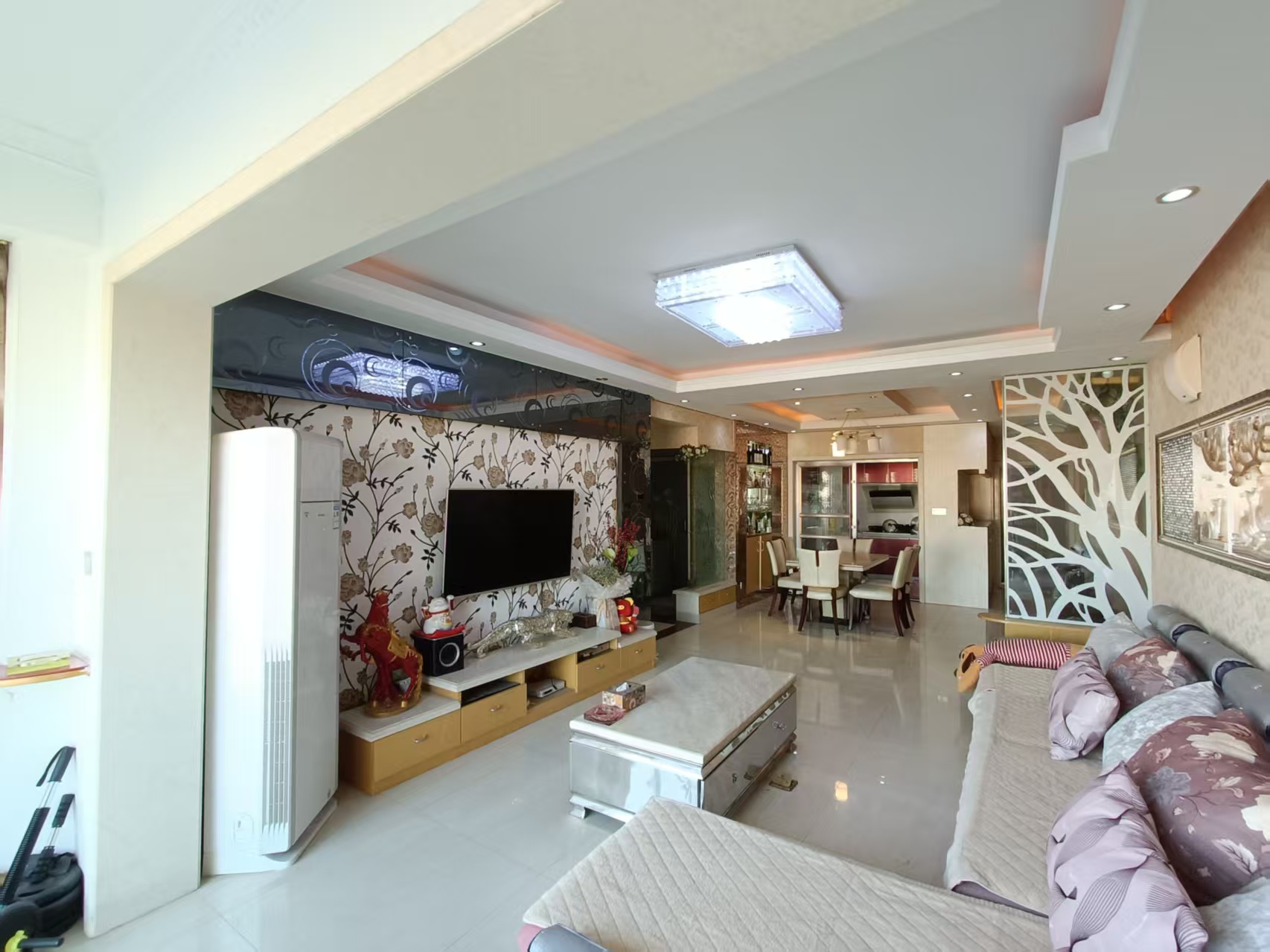 禧诚月畔湾  3室2厅2卫    2000.0元/月 禧诚月畔湾  3室2厅2卫    2000.0元/月室内图