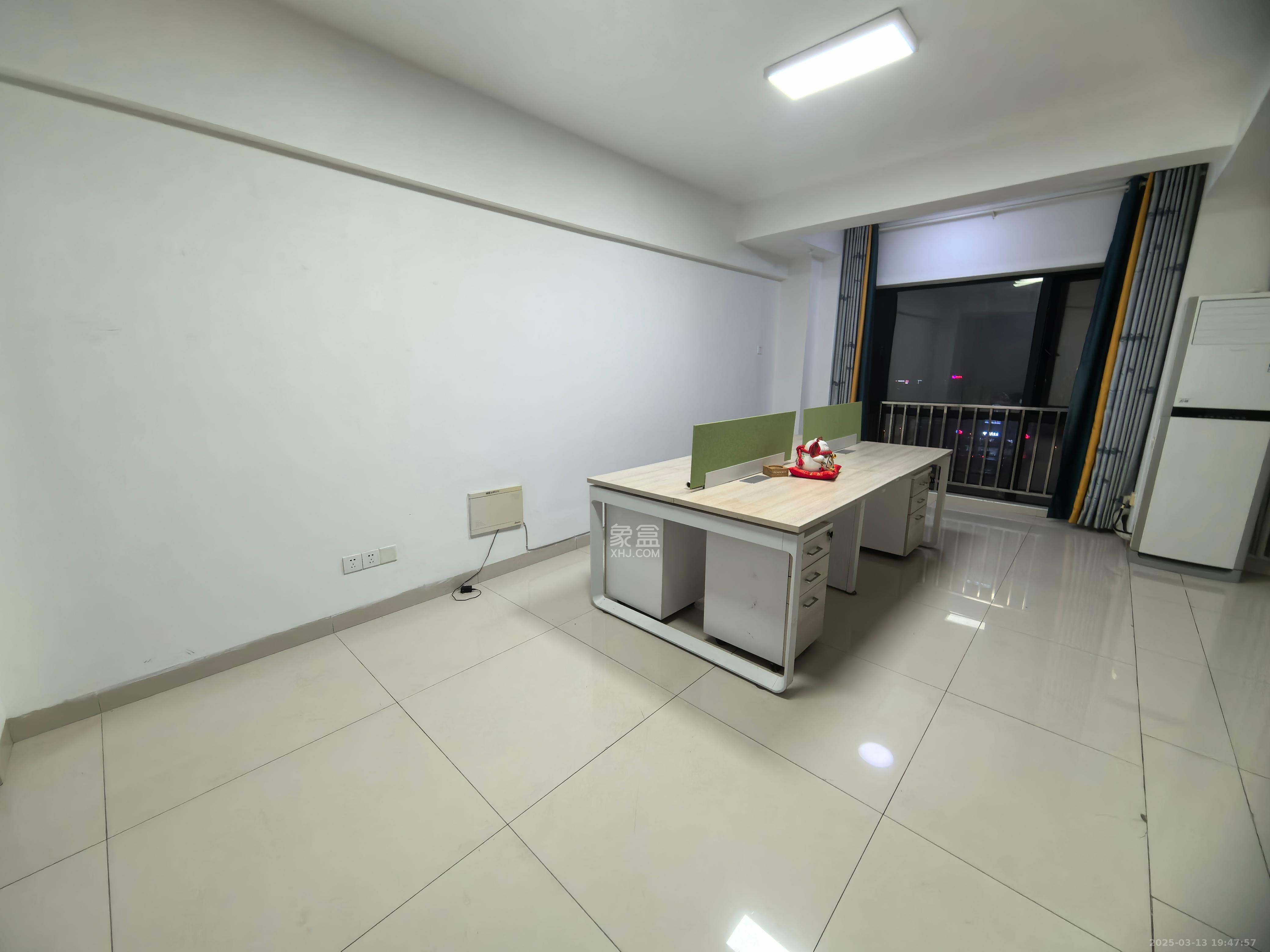 锦泰东环国际  1室2厅1卫    2400.0元/月 锦泰东环国际  1室2厅1卫    2400.0元/月室内图