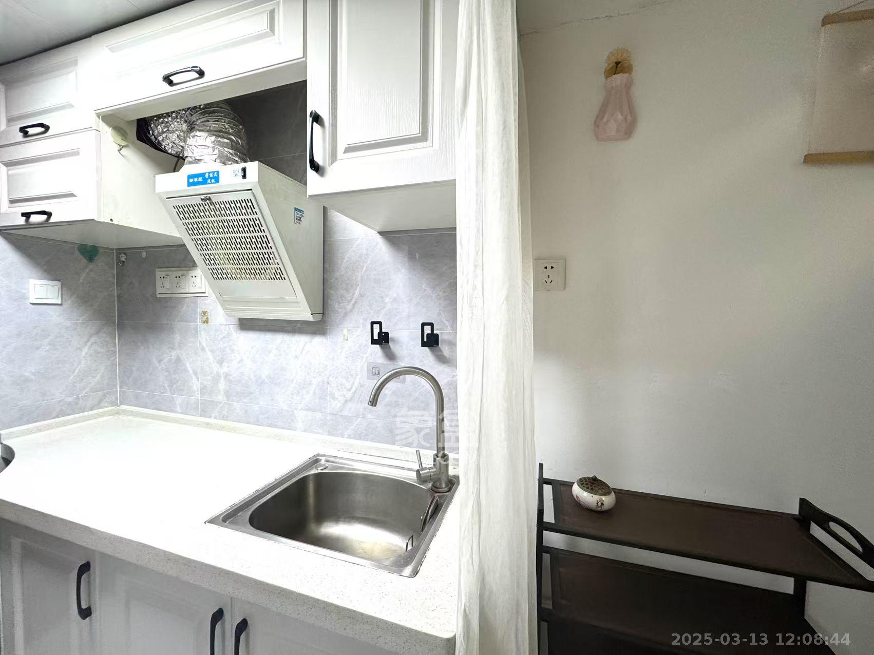 裕天国际商汇中心  1室0厅0卫    1700.0元/月 裕天国际商汇中心  1室0厅0卫    1700.0元/月室内图