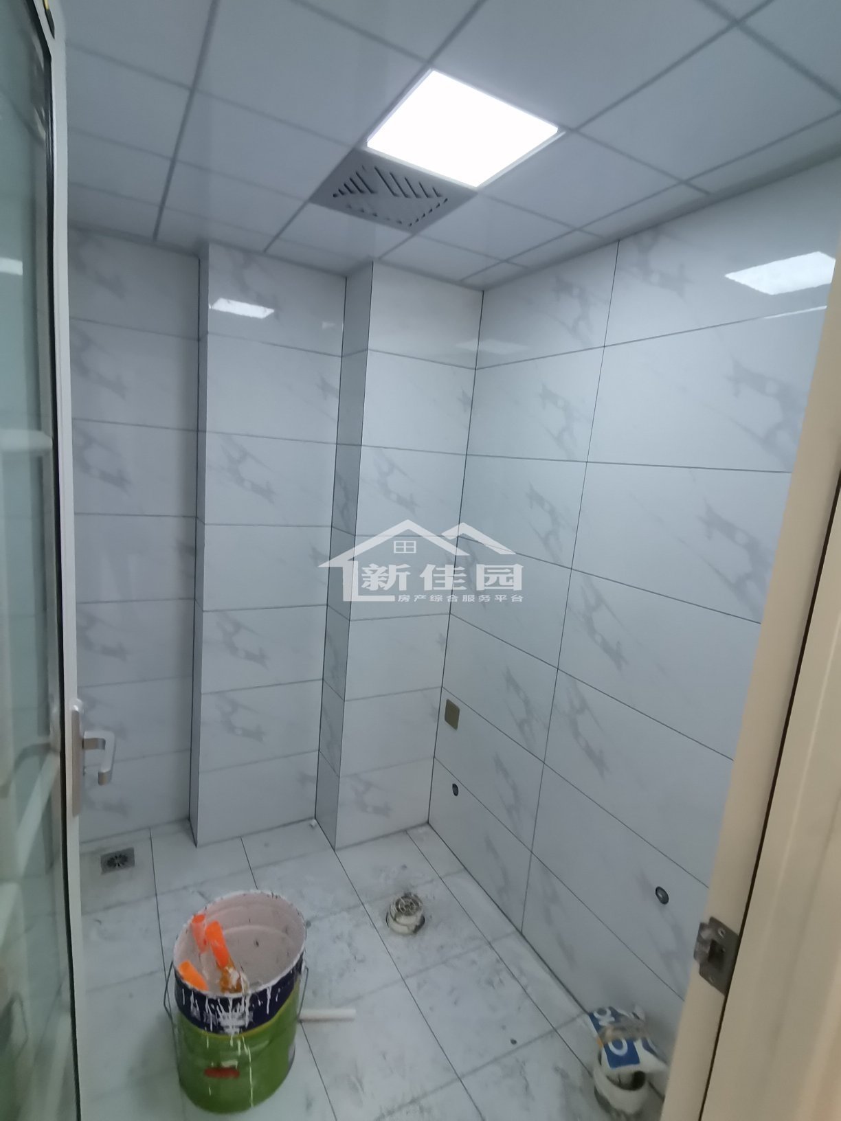 南门口安置小区  3室2厅2卫   85.00万客厅