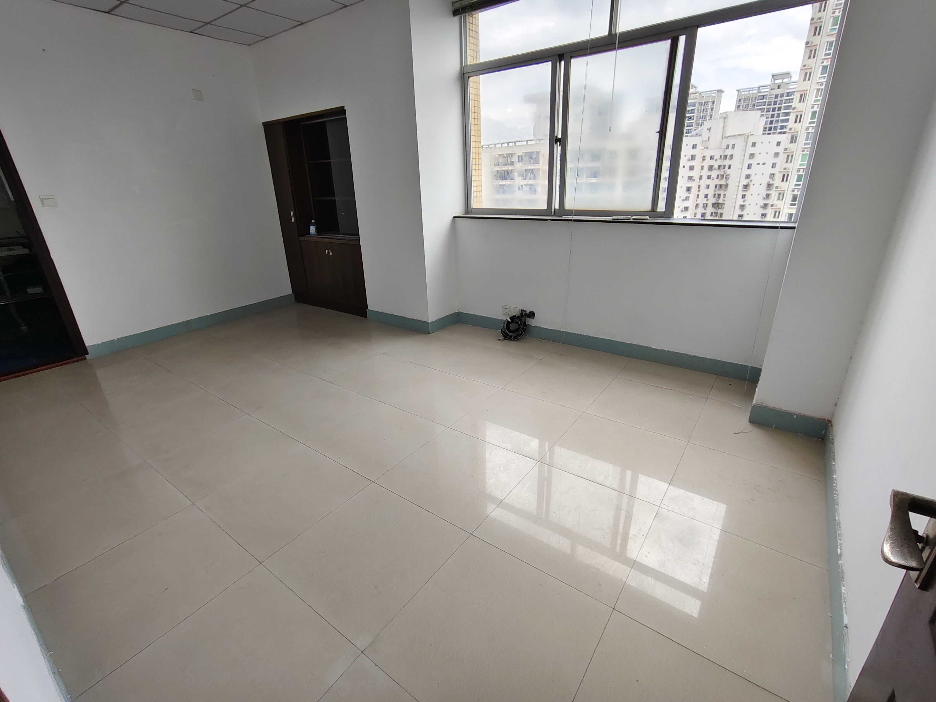 诚田大厦 4室2厅2卫 6000.0元/月 诚田大厦 4室2厅2卫 6000.0元/月室内图