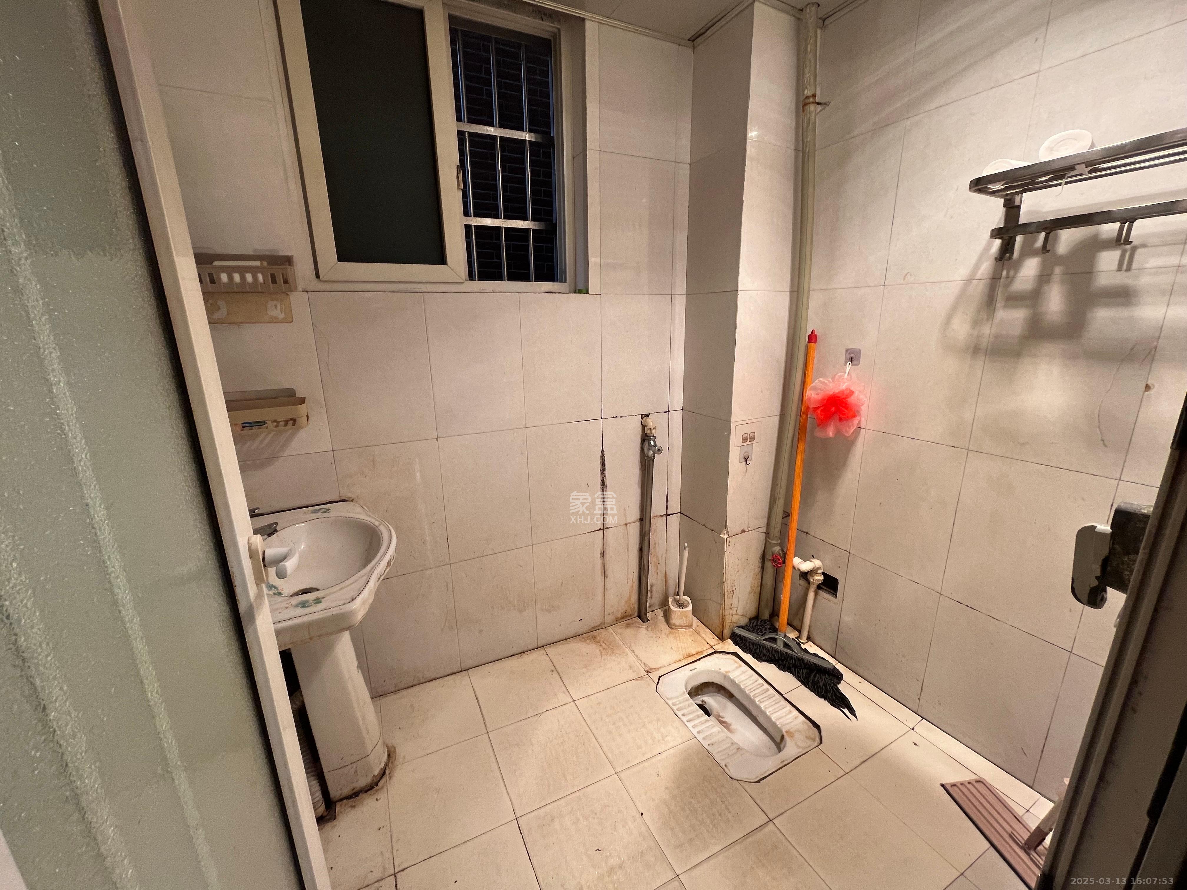 彩都公寓  2室1厅1卫    1500.0元/月 彩都公寓  2室1厅1卫    1500.0元/月室内图