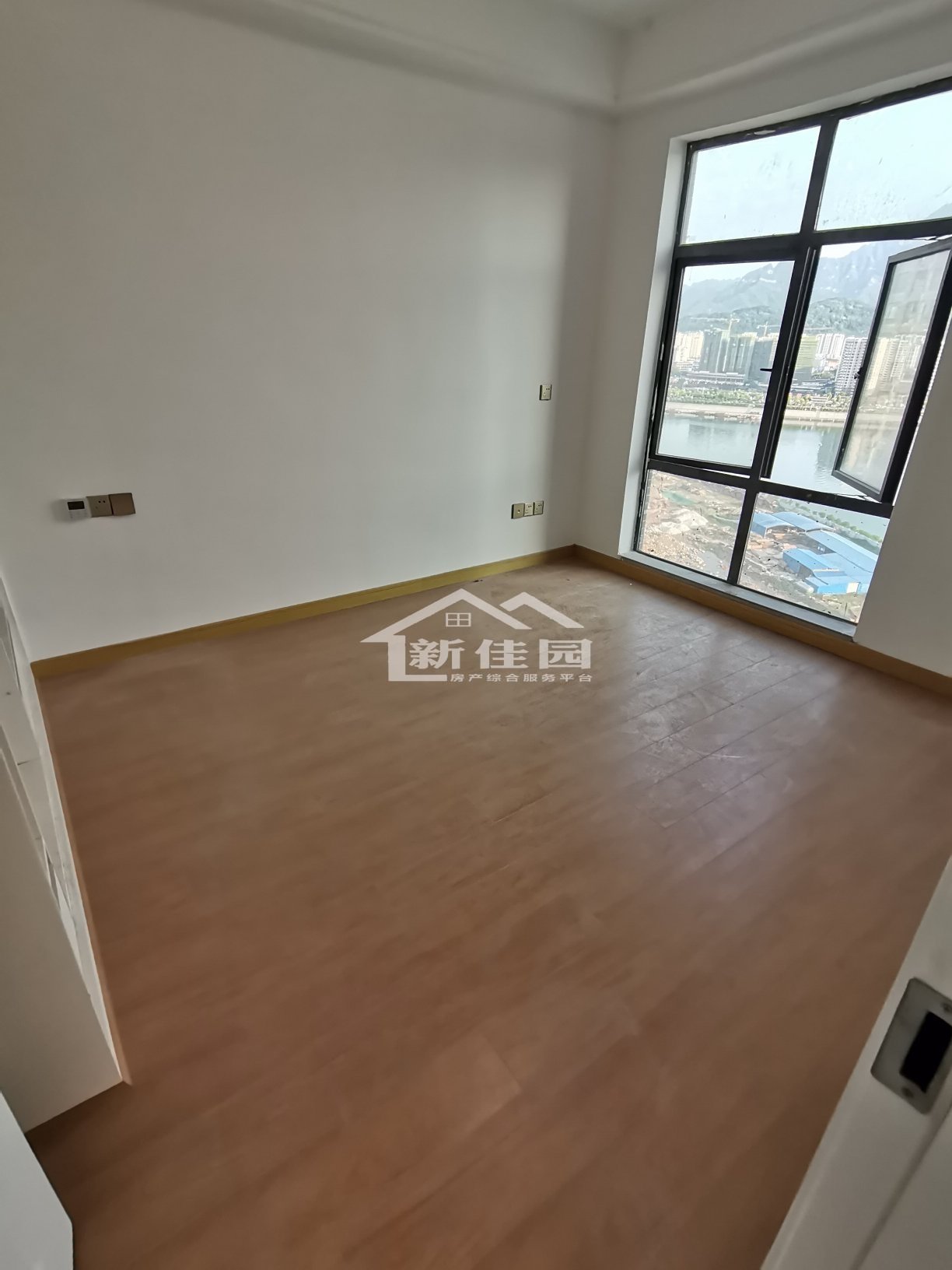 南门口安置小区一期 3室2厅2卫 85.0万 南门口安置小区一期 3室2厅2卫 85.0万客厅