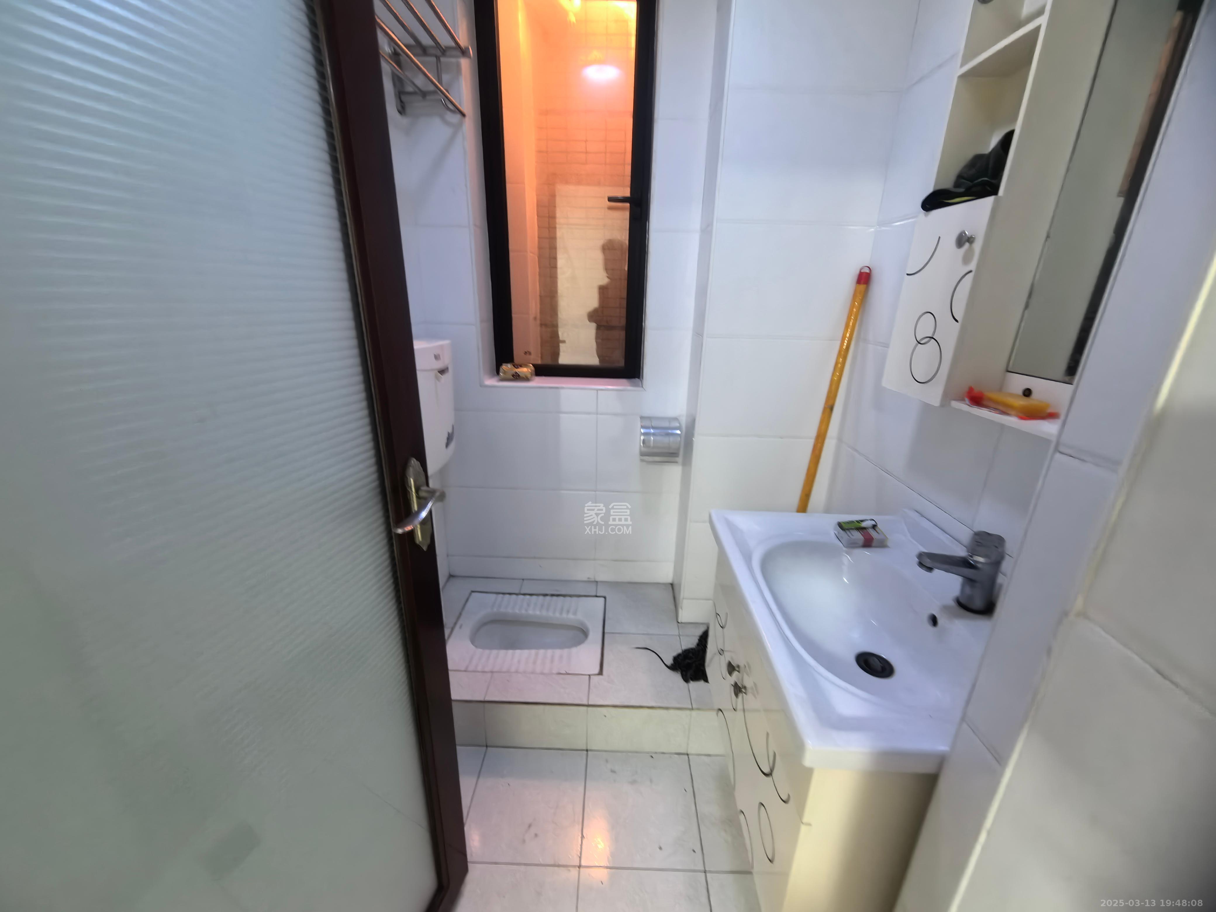 锦泰东环国际  1室2厅1卫    2400.0元/月 锦泰东环国际  1室2厅1卫    2400.0元/月室内图