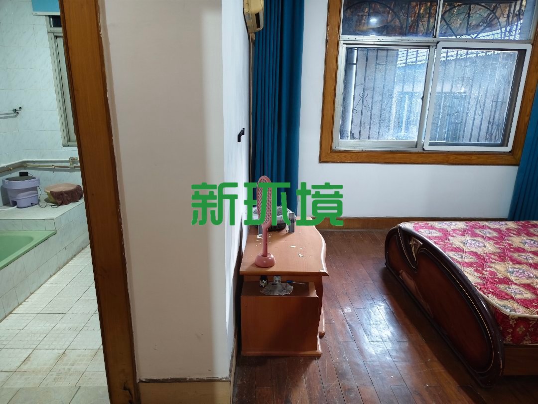 市中心散盘  5室2厅2卫   55.00万客厅