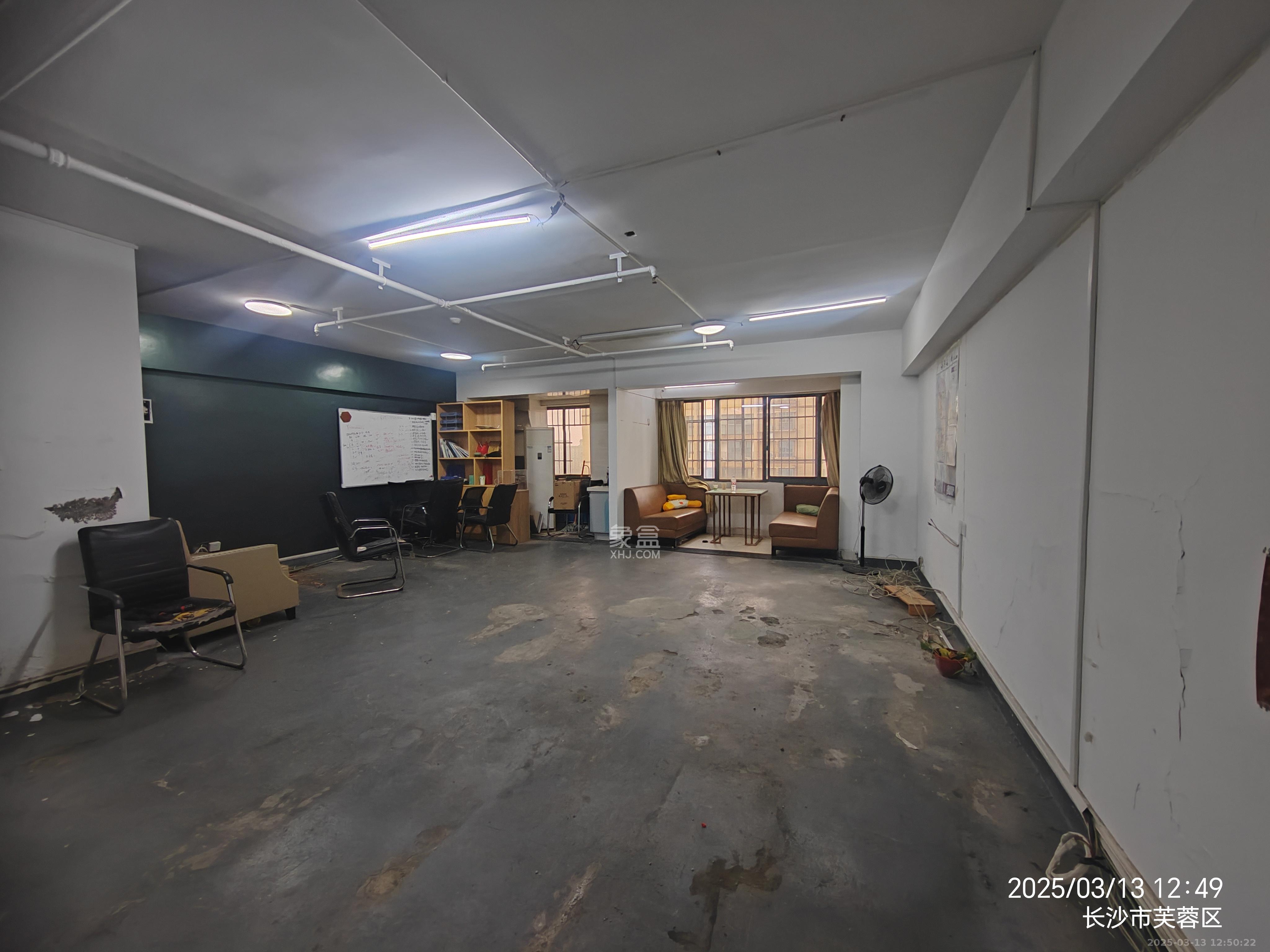 东方芙蓉 1室1厅1卫 2100.0元/月 东方芙蓉 1室1厅1卫 2100.0元/月室内图