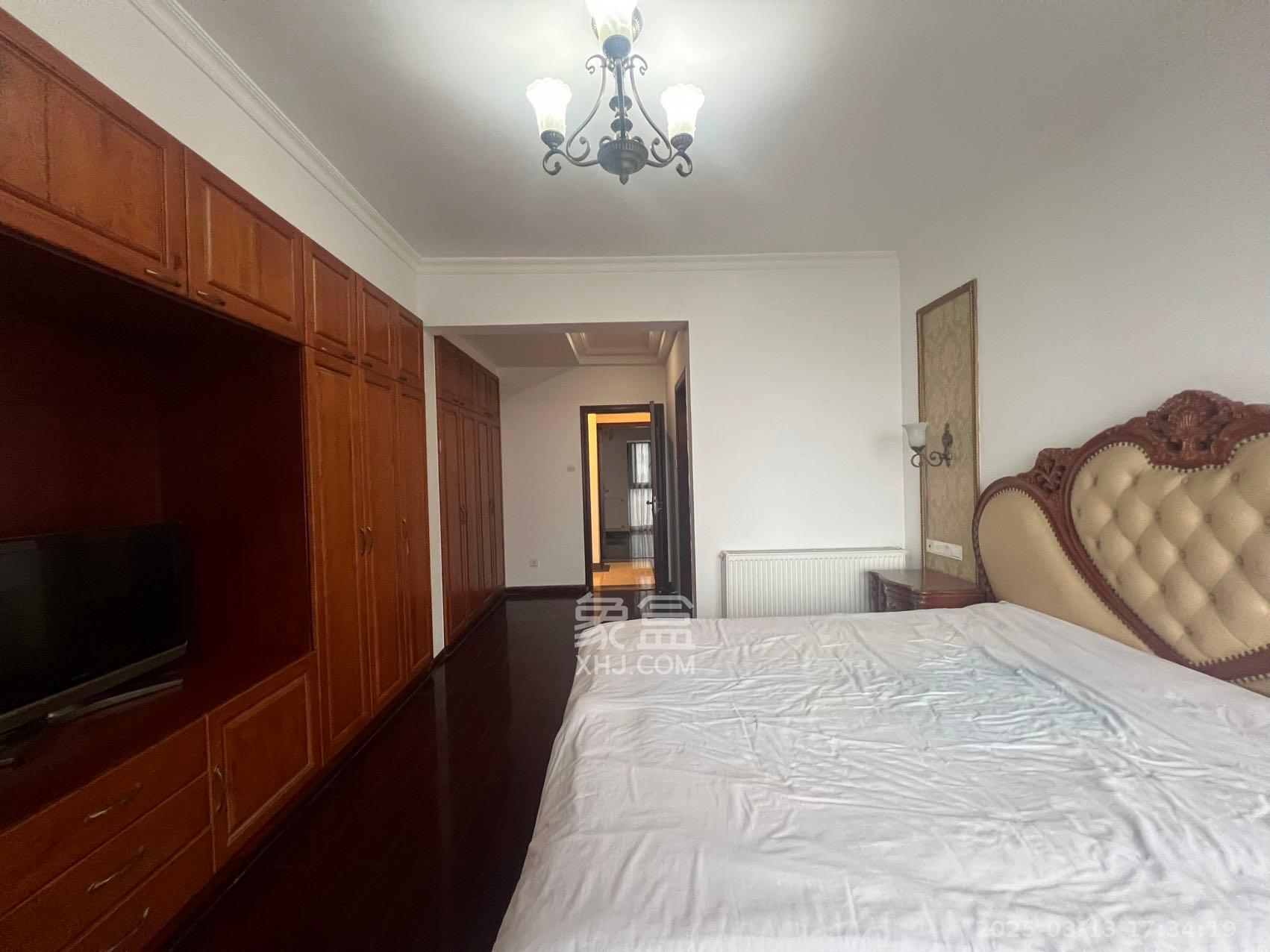 藏珑湖上国际花园 4室2厅2卫 6500.0元/月 藏珑湖上国际花园 4室2厅2卫 6500.0元/月室内图