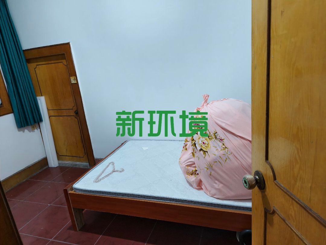 市中心散盘  5室2厅2卫   55.00万客厅