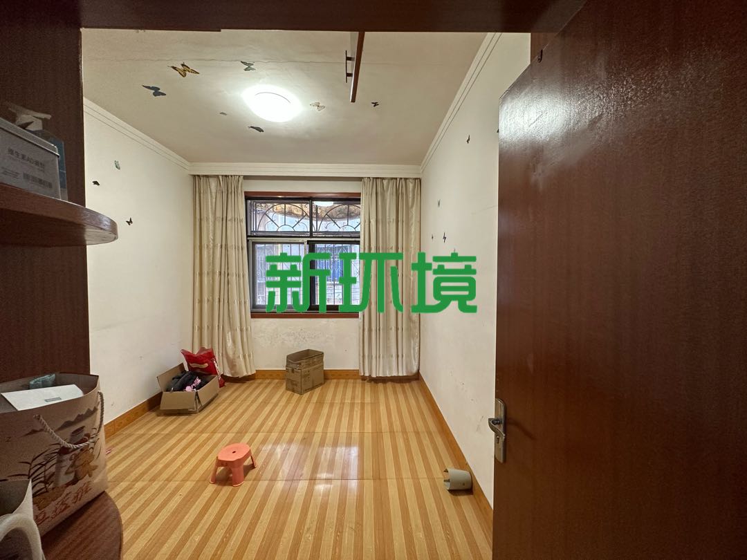 城墙路  3室2厅1卫   39.80万客厅