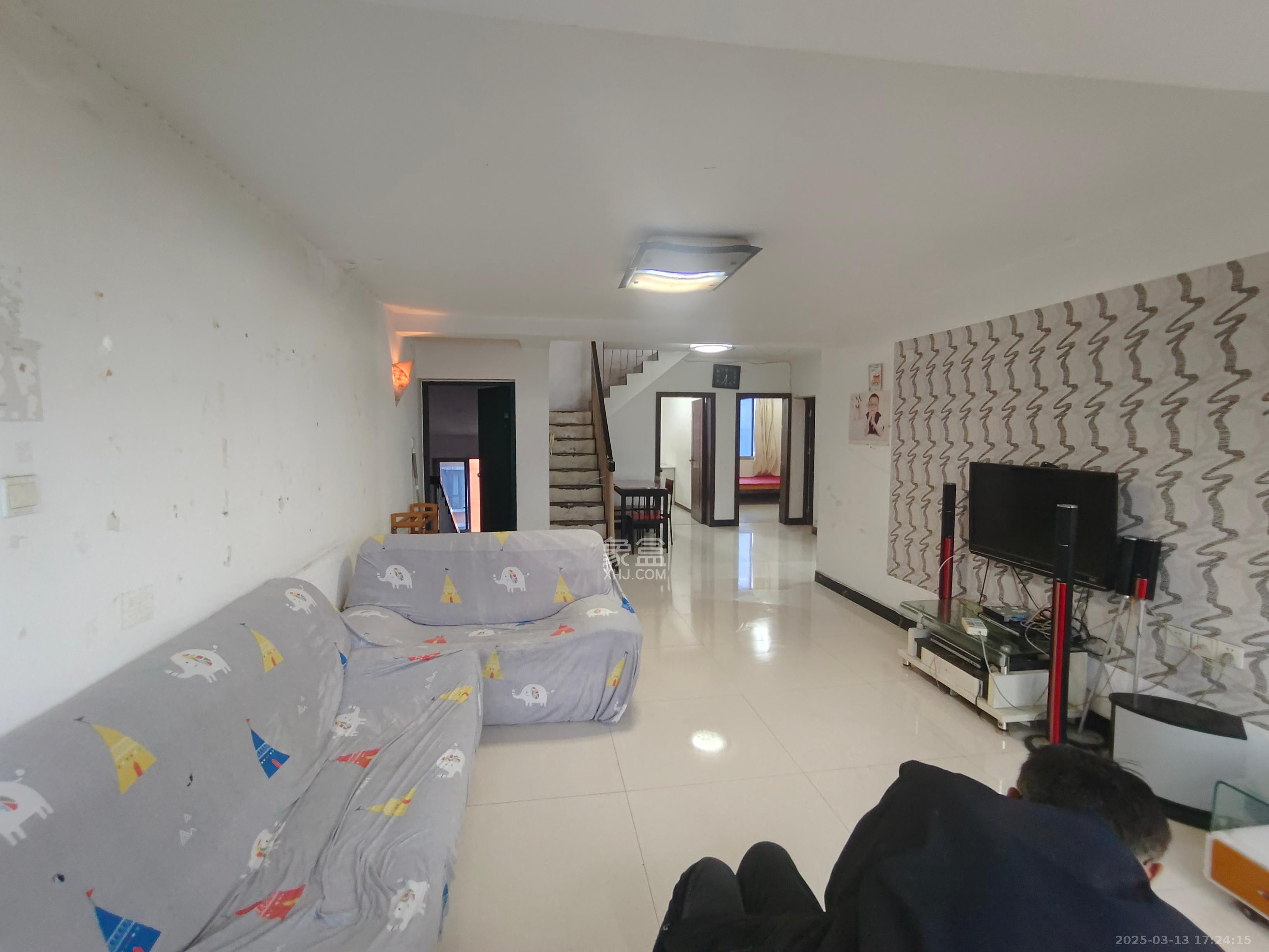 阳明山庄  4室2厅2卫   2500.00元/月室内图