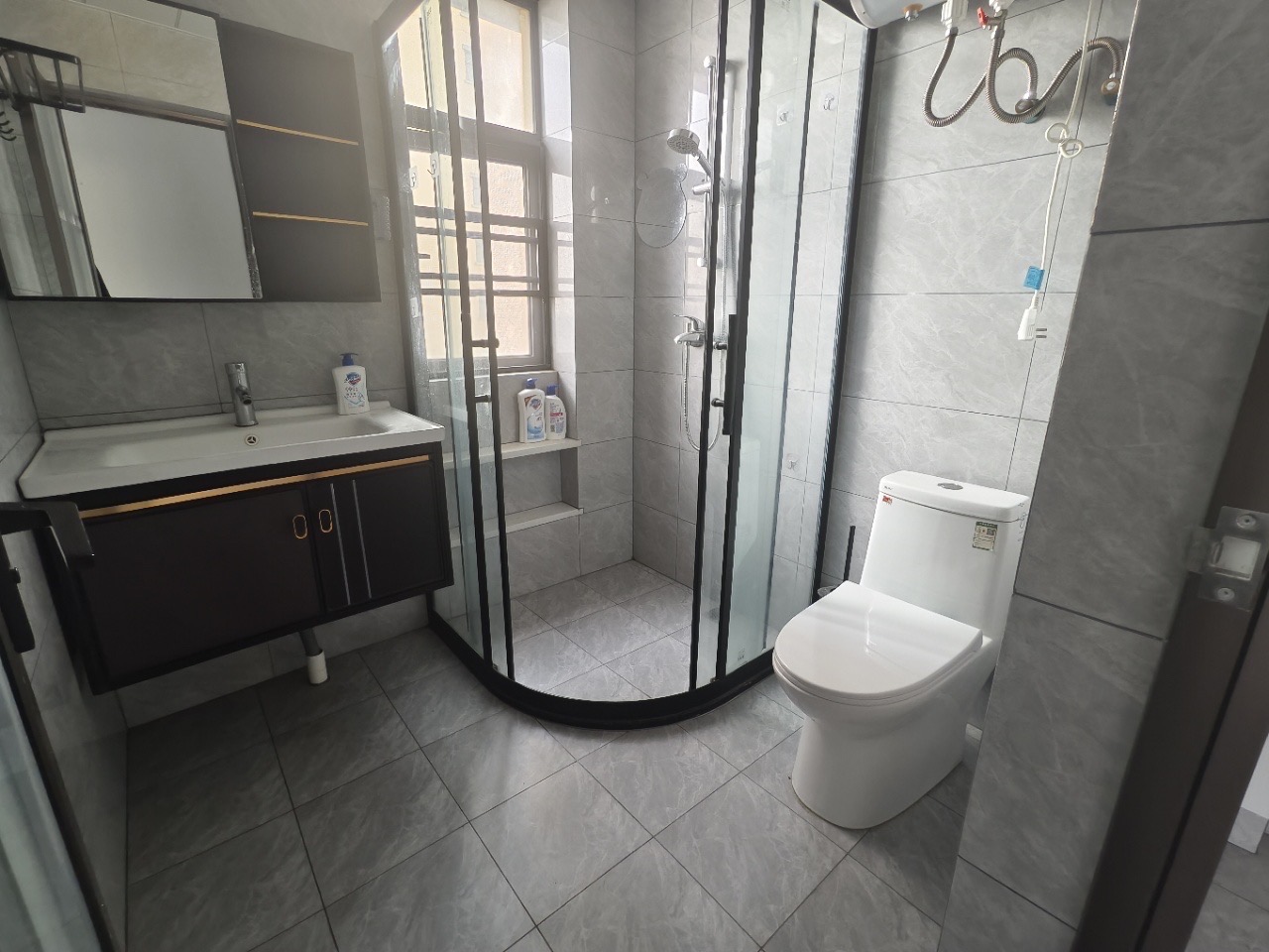 消防总队琼山住宅小区 4室2厅2卫 178.0万 消防总队琼山住宅小区 4室2厅2卫 178.0万客厅