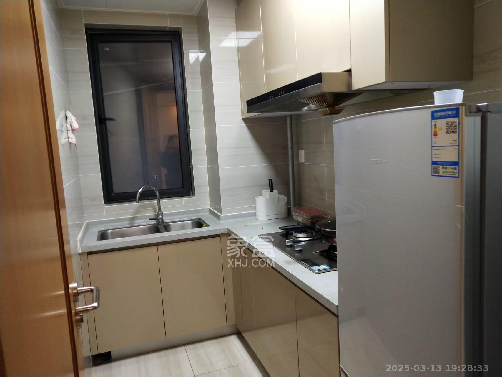 阳光100一期、四五期  2室2厅1卫    1200.0元/月 阳光100一期、四五期  2室2厅1卫    1200.0元/月室内图