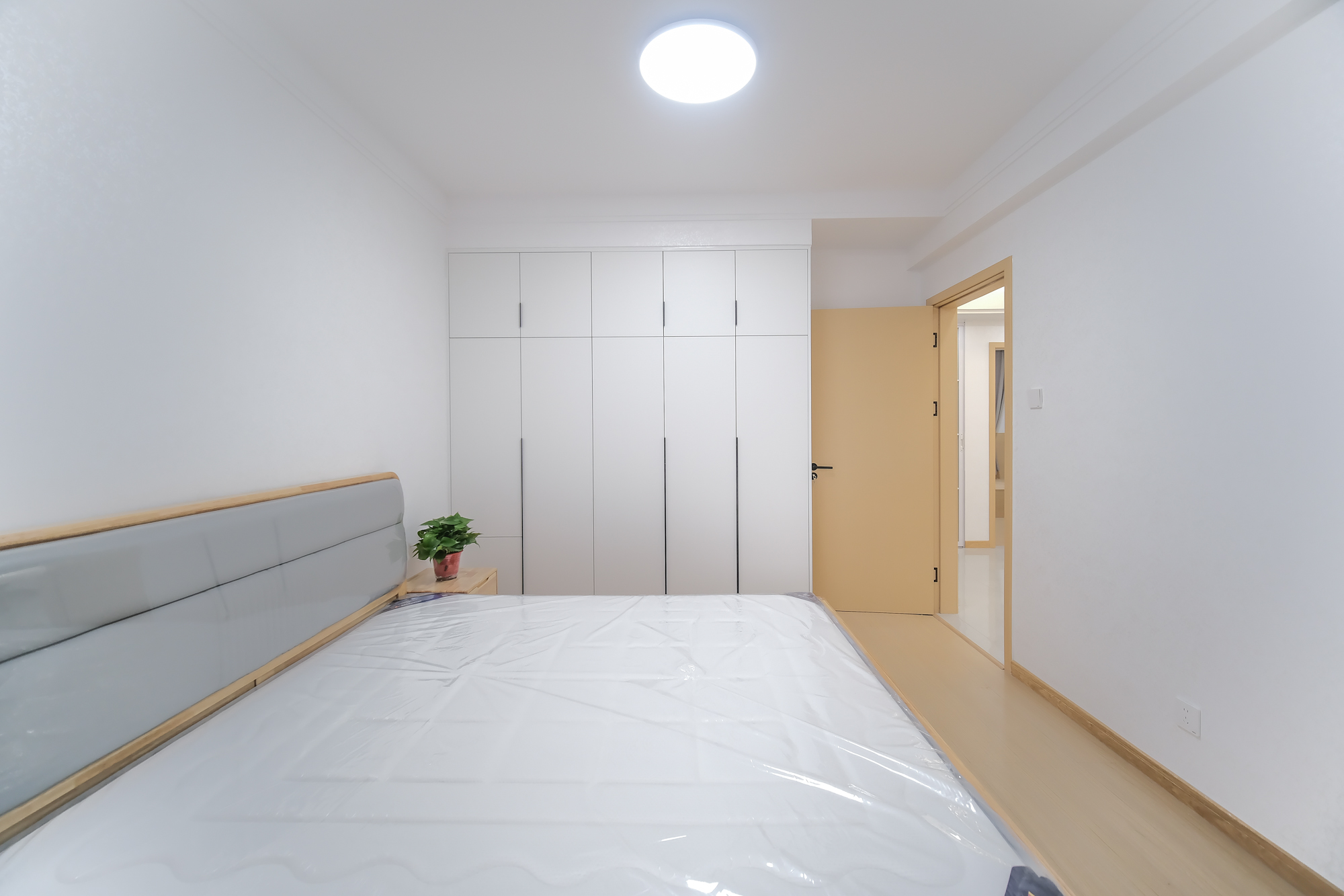 三一街区  3室2厅1卫   67.80万卧室